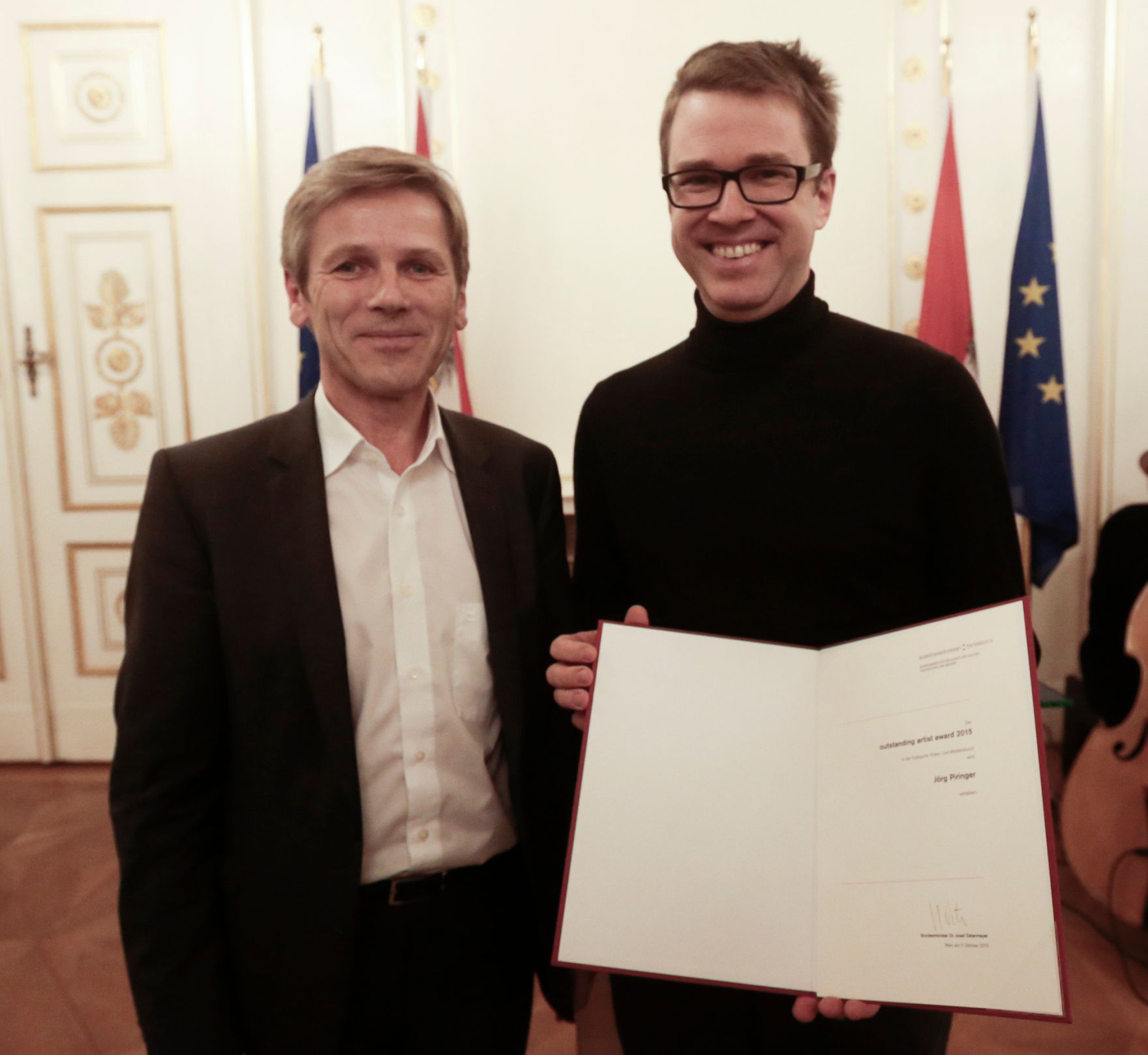 Am 2. Oktober 2015 verlieh Kunst- und Kulturminister Josef Ostermayer die "outstanding artist awards 2015". Im Bild mit J&ouml;rg Piringer (r.), Preistr&auml;ger in der Kategorie Video- und Medienkunst.