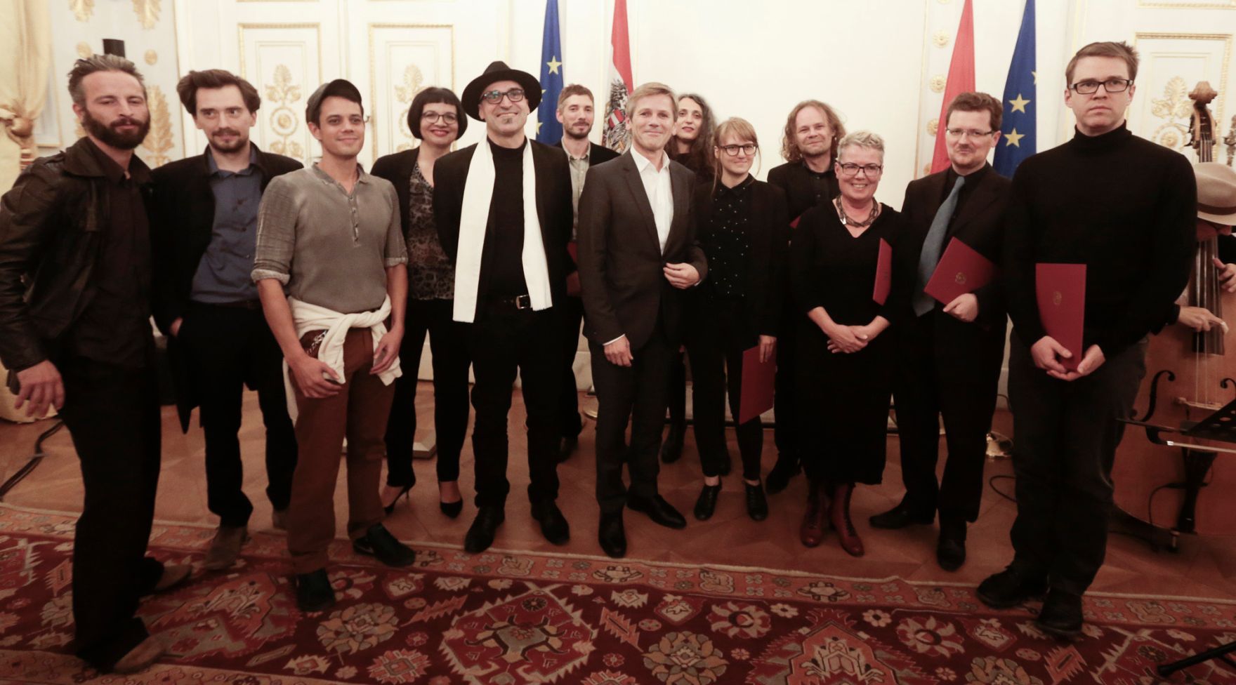 Am 2. Oktober 2015 verlieh Kunst- und Kulturminister Josef Ostermayer die "outstanding artist awards 2015". Im Bild mit den Preistr&auml;gerinnen und Preistr&auml;gern.