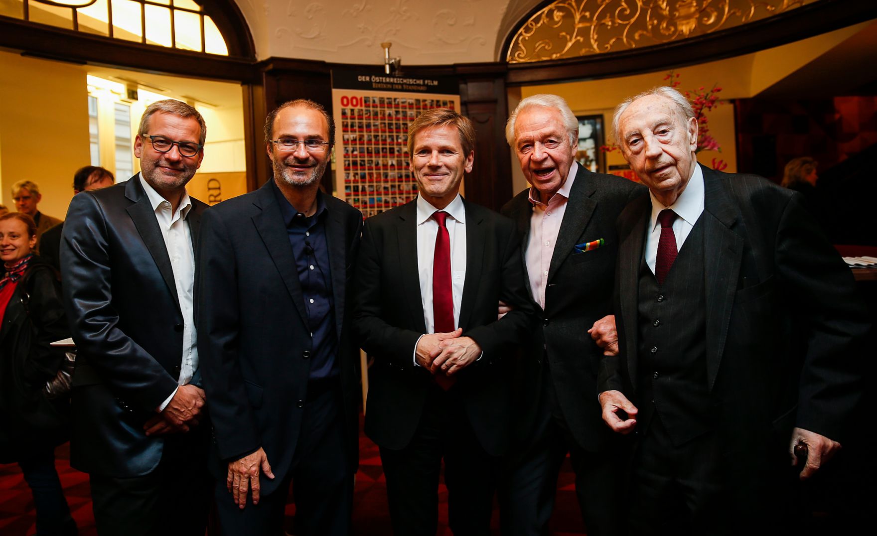 Am 7. Oktober 2015 nahm Kunst- und Kulturminister Josef Ostermayer (m.) an der Pr&auml;sentation der 10. Staffel der Edition "Der &ouml;sterreichische Film" teil. Im Bild mit Herausgeber der DVD-Edition Georg Hoanzl (m.l.), Gesch&auml;ftsf&uuml;hrer Der Standard Wolfgang Bergmann (l.) und Kammers&auml;nger Harald Serafin (m.r.).