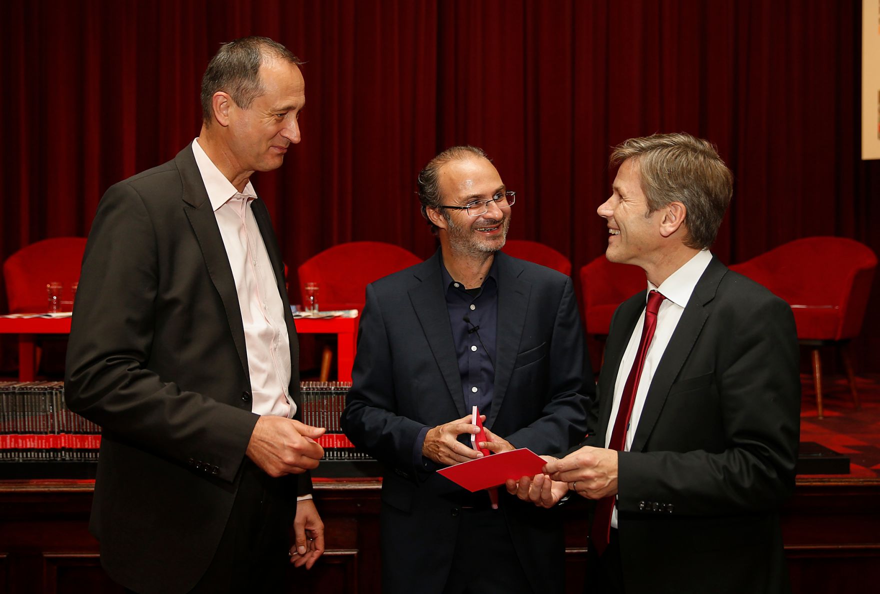 Am 7. Oktober 2015 nahm Kunst- und Kulturminister Josef Ostermayer (r.) an der Pr&auml;sentation der 10. Staffel der Edition "Der &ouml;sterreichische Film" teil. Im Bild mit dem Kulturstadtrat von Wien Andreas Mailath-Pokorny (l.) und Herausgeber der DVD-Edition Georg Hoanzl (m.).