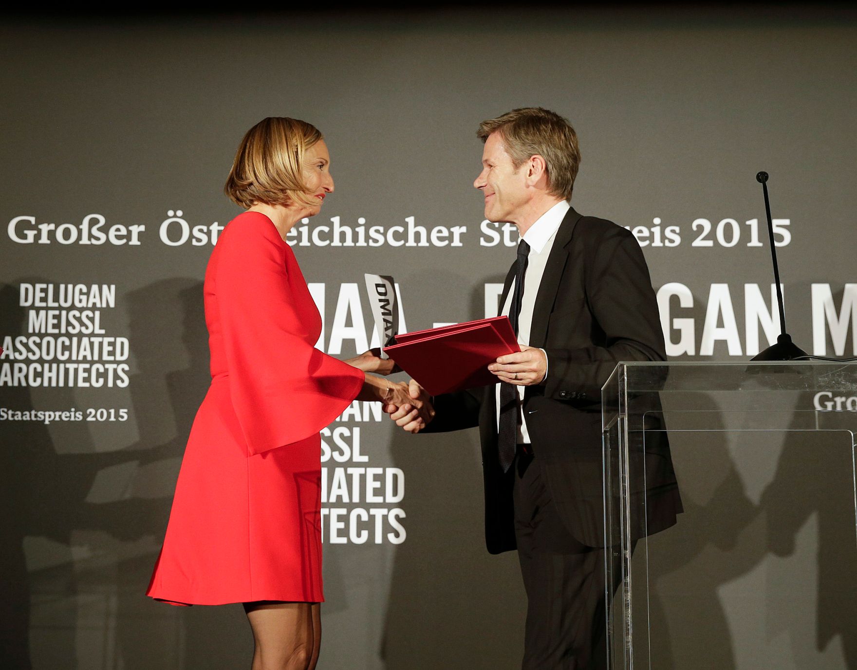 Am 8. Oktober 2015 lud Kunst- und Kulturminister Josef Ostermayer (r.) zur Verleihung des Gro&szlig;en &Ouml;sterreichischen Staatspreises 2015 an Elke Delugan-Meissl (l.) und Roman Delugan im Gartenbaukino ein.