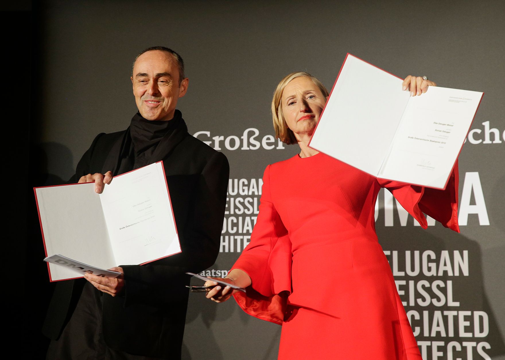 Am 8. Oktober 2015 lud Kunst- und Kulturminister Josef Ostermayer zur Verleihung des Gro&szlig;en &Ouml;sterreichischen Staatspreises 2015 an Elke Delugan-Meissl (r.) und Roman Delugan (l.) im Gartenbaukino ein.