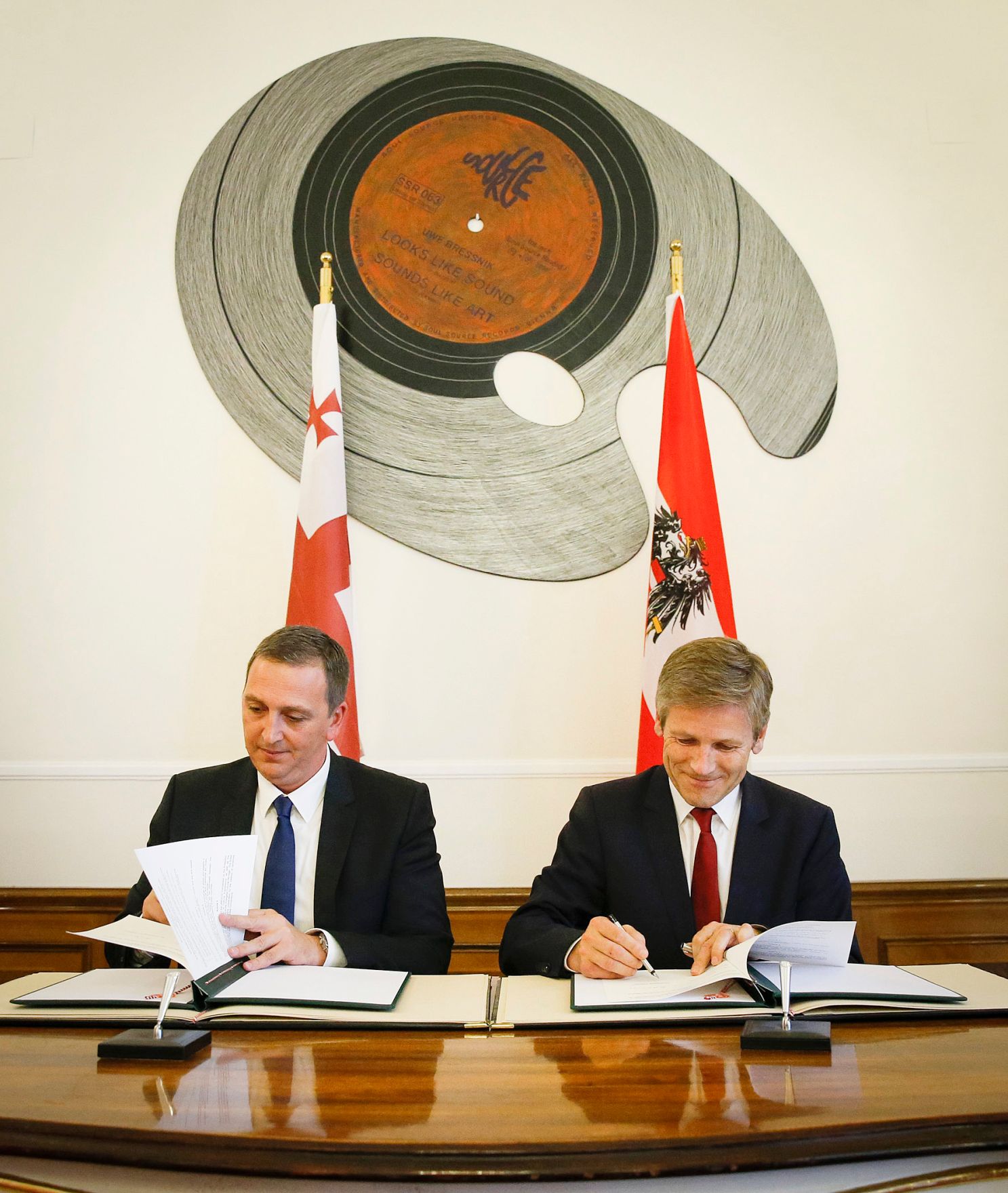 Am 10. September 2015 empfing Kunst- und Kulturminister Josef Ostermayer (r.) den georgischen Kulturminister Mikheil Giorgadze (l.) zu einem Arbeitsgespr&auml;ch im Palais Dietrichstein. Im Anschluss unterzeichneten beide ein "Memorandum of Understanding".