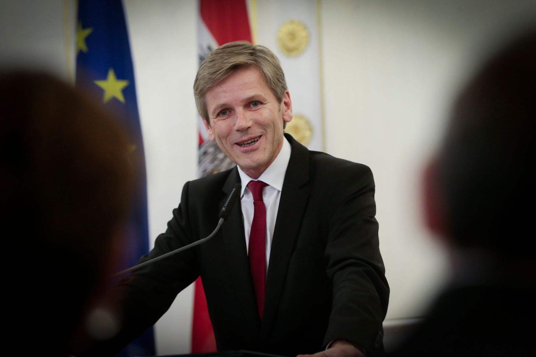 Am 9. Oktober 2015 &uuml;berreichte Kunst- und Kulturminister Josef Ostermayer (im Bild) das &ouml;sterreichische Ehrenkreuz f&uuml;r Wissenschaft und Kunst an Ruth Beckermann.