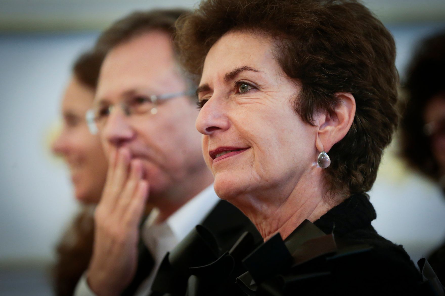 Am 9. Oktober 2015 &uuml;berreichte Kunst- und Kulturminister Josef Ostermayer das &ouml;sterreichische Ehrenkreuz f&uuml;r Wissenschaft und Kunst an Ruth Beckermann (im Bild).