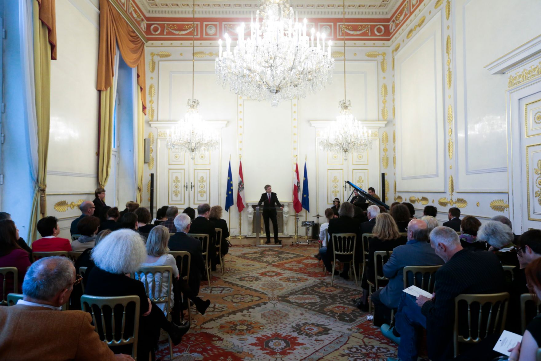 Am 9. Oktober 2015 &uuml;berreichte Kunst- und Kulturminister Josef Ostermayer das &ouml;sterreichische Ehrenkreuz f&uuml;r Wissenschaft und Kunst an Ruth Beckermann.