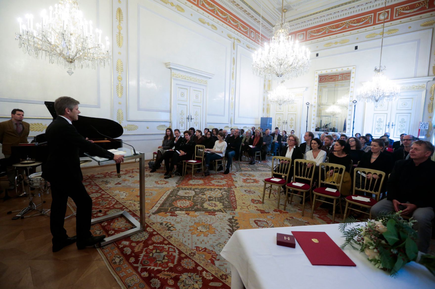 Am 9. Oktober 2015 &uuml;berreichte Kunst- und Kulturminister Josef Ostermayer das &ouml;sterreichische Ehrenkreuz f&uuml;r Wissenschaft und Kunst an Ruth Beckermann.