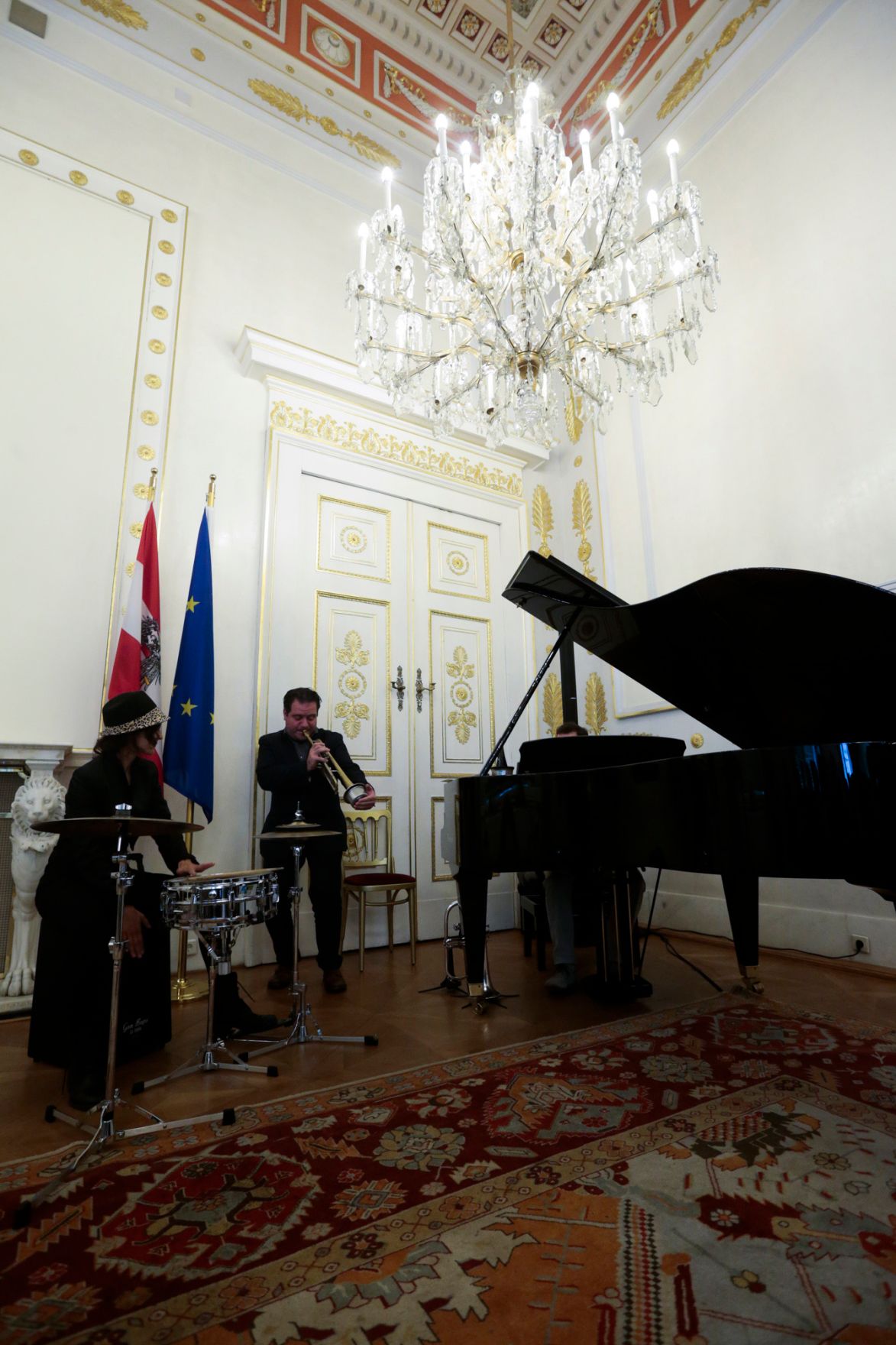 Am 9. Oktober 2015 &uuml;berreichte Kunst- und Kulturminister Josef Ostermayer das &ouml;sterreichische Ehrenkreuz f&uuml;r Wissenschaft und Kunst an Ruth Beckermann.