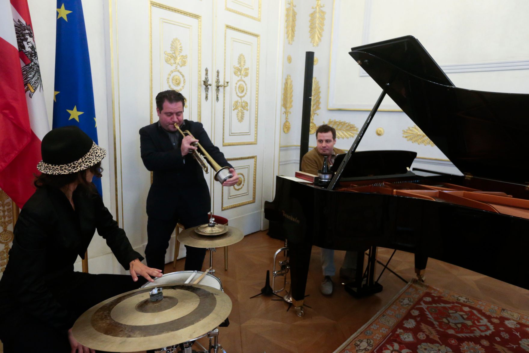 Am 9. Oktober 2015 &uuml;berreichte Kunst- und Kulturminister Josef Ostermayer das &ouml;sterreichische Ehrenkreuz f&uuml;r Wissenschaft und Kunst an Ruth Beckermann.