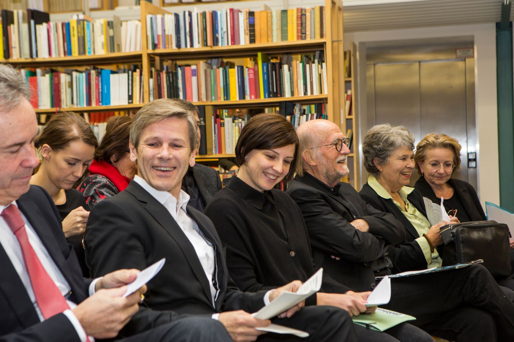 Am 11. Oktober 2015 verlieh Kunst- und Kulturminister Josef Ostermayer (2.v.l.) den Erich Fried Preis an die Autorin Dorothee Elmiger (3.v.l.).