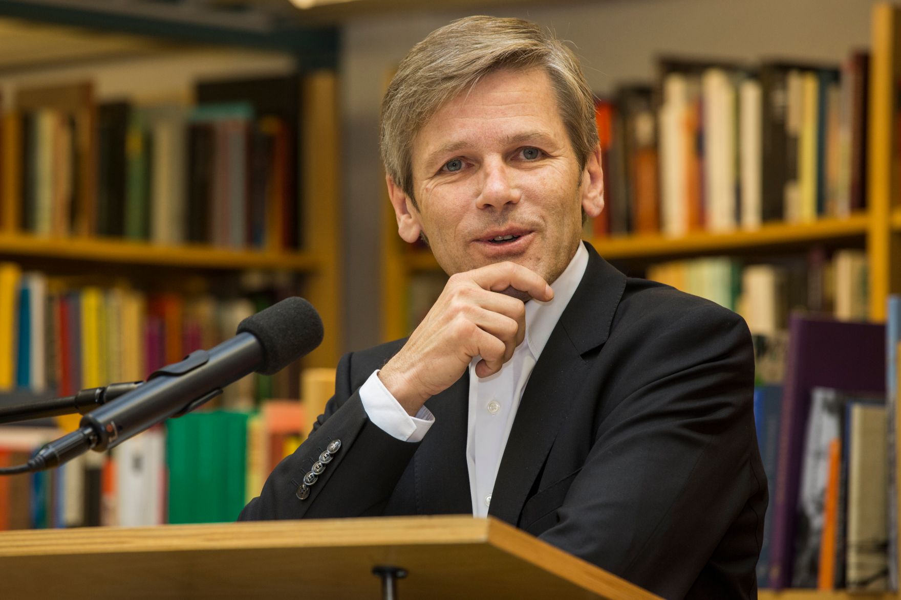 Am 11. Oktober 2015 verlieh Kunst- und Kulturminister Josef Ostermayer den Erich Fried Preis an die Autorin Dorothee Elmiger (im Bild).