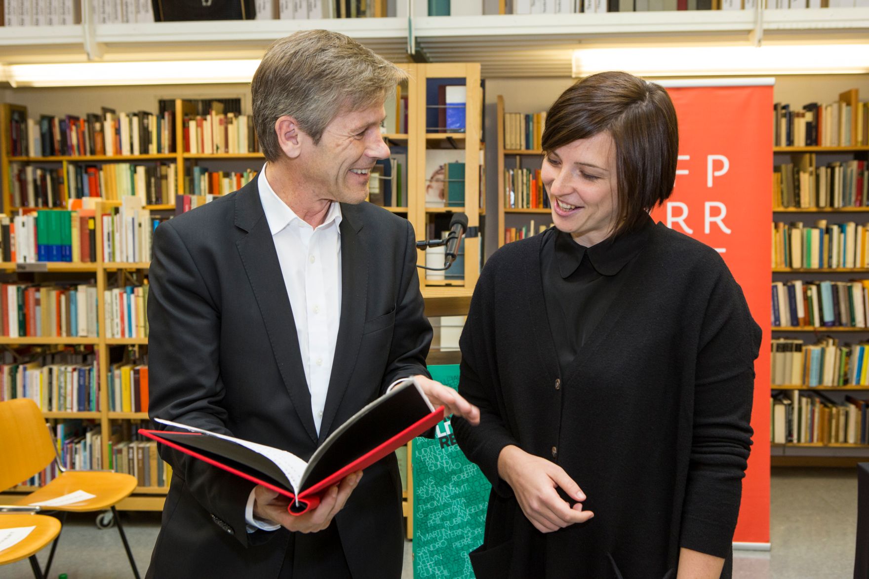 Am 11. Oktober 2015 verlieh Kunst- und Kulturminister Josef Ostermayer (l.) den Erich Fried Preis an die Autorin Dorothee Elmiger (r.).