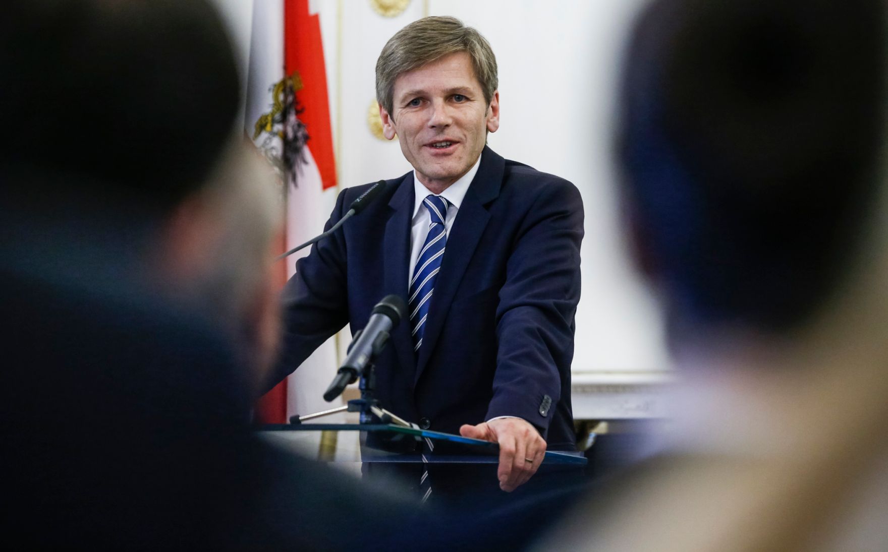 Am 16. Oktober 2015 &uuml;berreichte Kunst- und Kulturminister Josef Ostermayer (im Bild) das Goldene Ehrenzeichen f&uuml;r Verdienste um die Republik &Ouml;sterreich an Alfred Grinschgl.