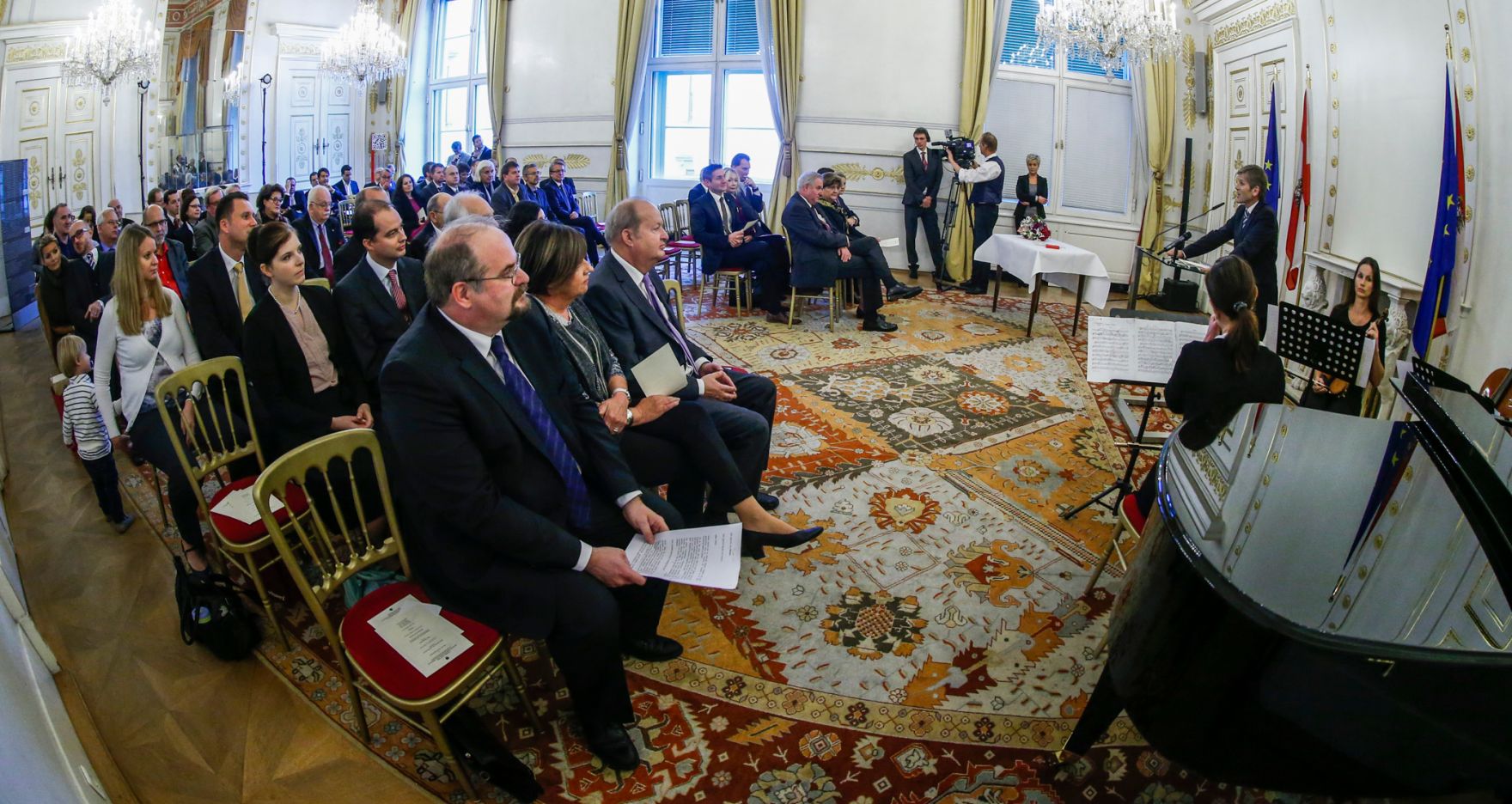 Am 16. Oktober 2015 &uuml;berreichte Kunst- und Kulturminister Josef Ostermayer das Goldene Ehrenzeichen f&uuml;r Verdienste um die Republik &Ouml;sterreich an Alfred Grinschgl.