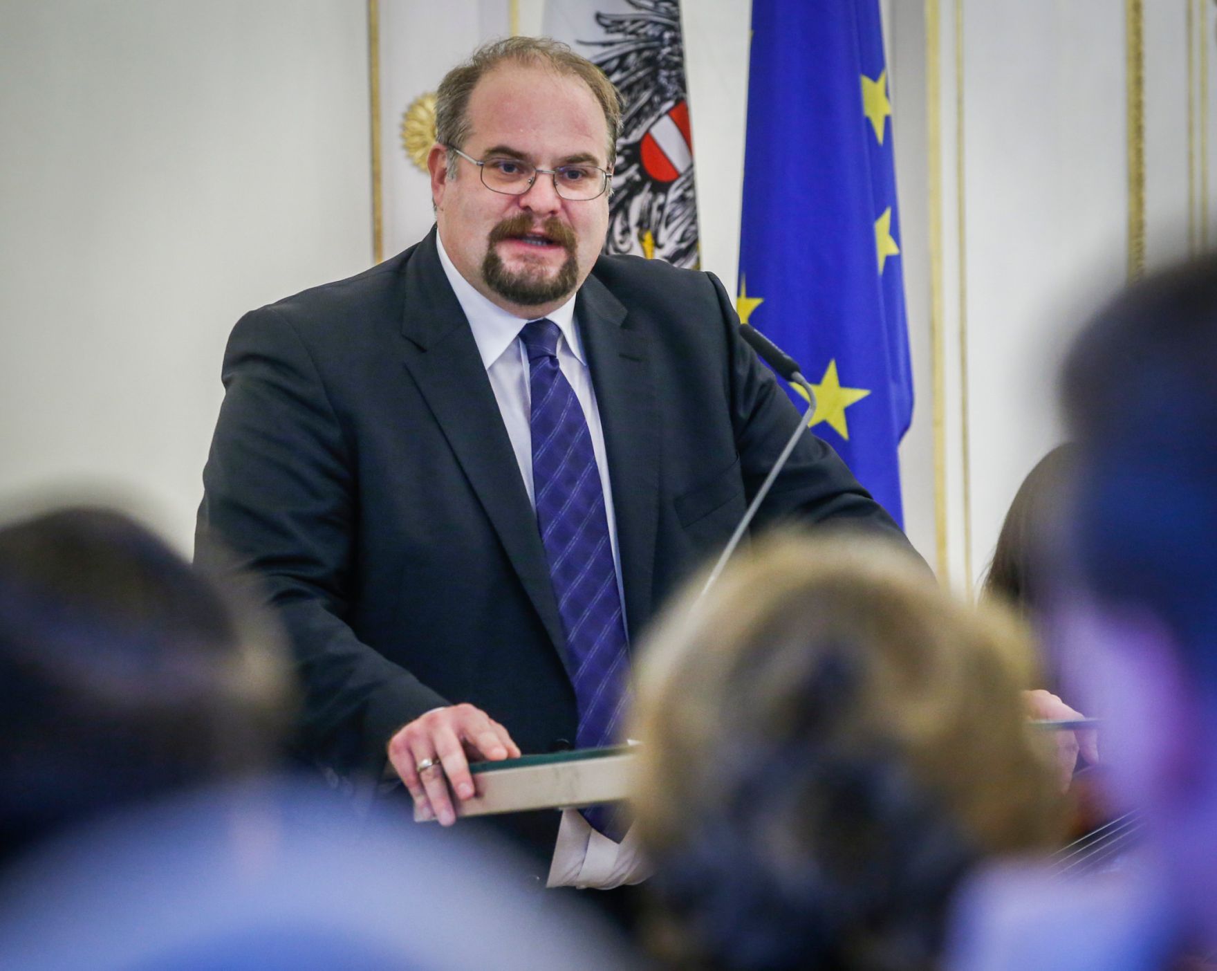 Am 16. Oktober 2015 &uuml;berreichte Kunst- und Kulturminister Josef Ostermayer das Goldene Ehrenzeichen f&uuml;r Verdienste um die Republik &Ouml;sterreich an Alfred Grinschgl. Im Bild Michael Ogris.