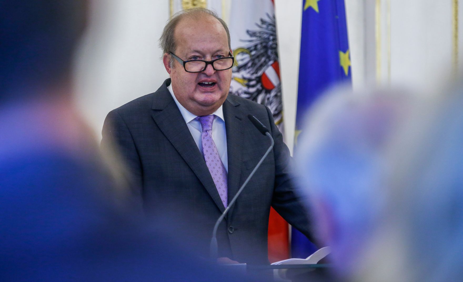 Am 16. Oktober 2015 &uuml;berreichte Kunst- und Kulturminister Josef Ostermayer das Goldene Ehrenzeichen f&uuml;r Verdienste um die Republik &Ouml;sterreich an Alfred Grinschgl (im Bild) .