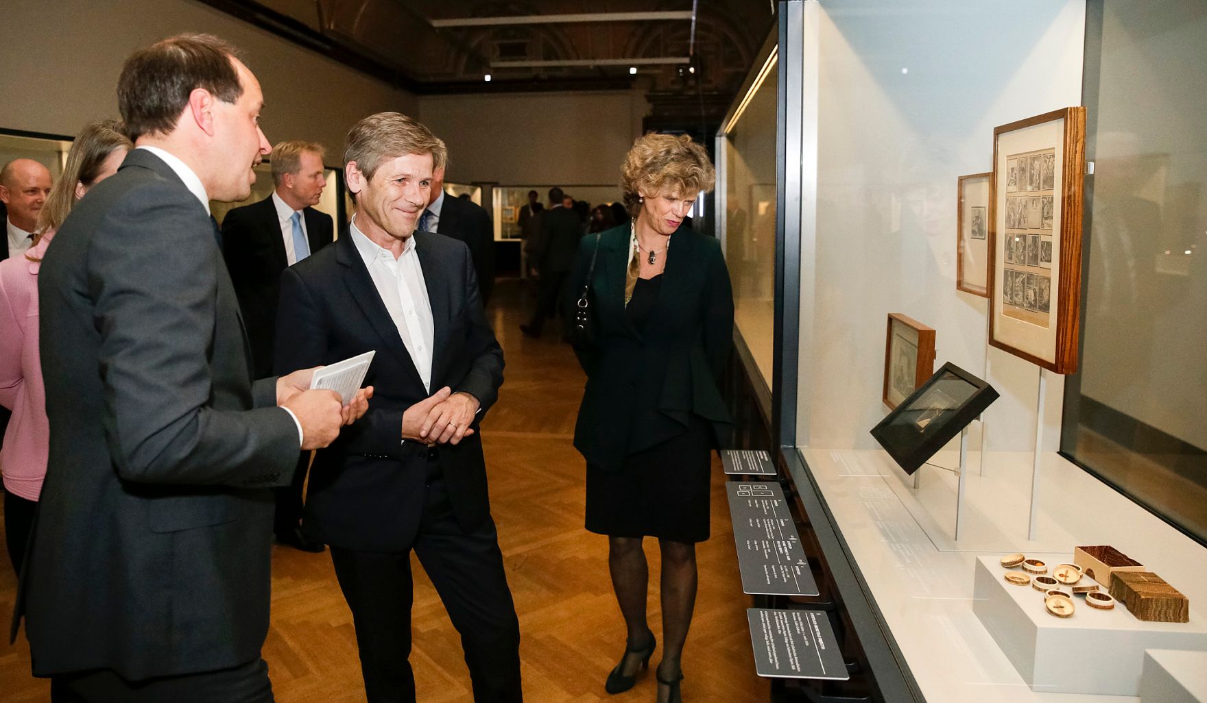 Am 19. Oktober 2015 er&ouml;ffnete Kunst- und Kulturminister Josef Ostermayer (m.) die Ausstellung Joseph Cornell im Kunsthistorischen Museum. Im Bild mit dem Kurator Jasper Sharp (l.) und der Direktorin des Kunsthistorischen Museums Sabine Haag (r.).