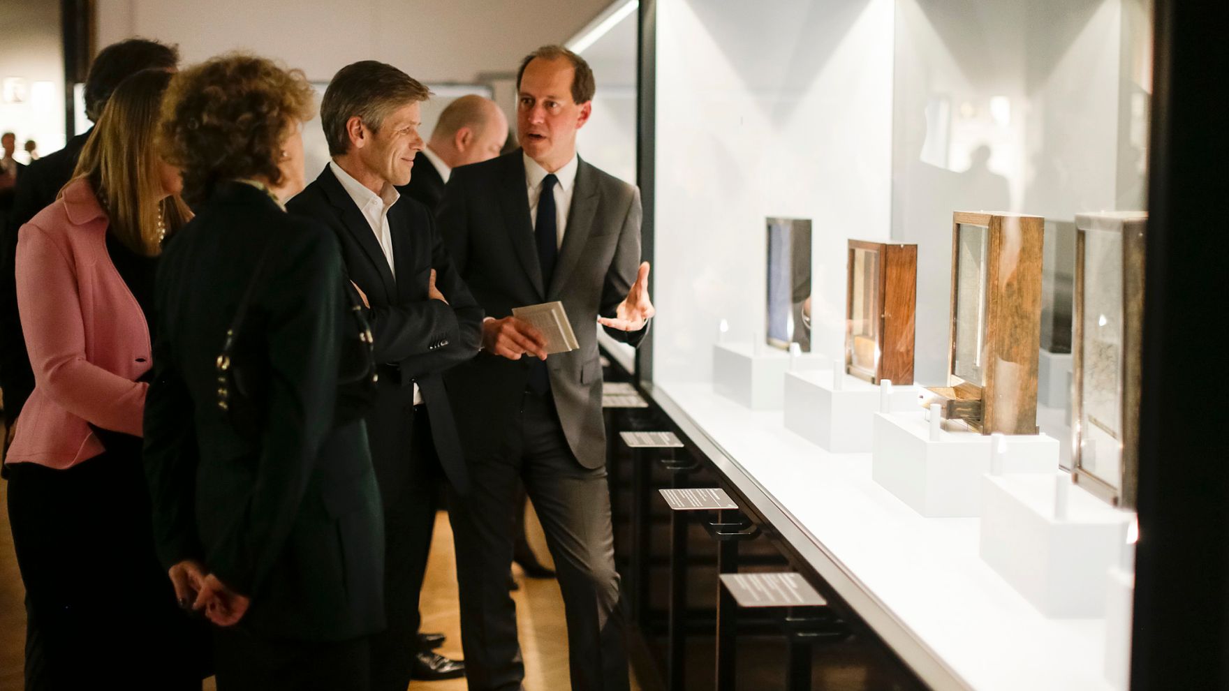 Am 19. Oktober 2015 er&ouml;ffnete Kunst- und Kulturminister Josef Ostermayer (m.) die Ausstellung Joseph Cornell im Kunsthistorischen Museum. Im Bild mit dem Kurator Jasper Sharp (r.) und der Direktorin des Kunsthistorischen Museums Sabine Haag (l.).