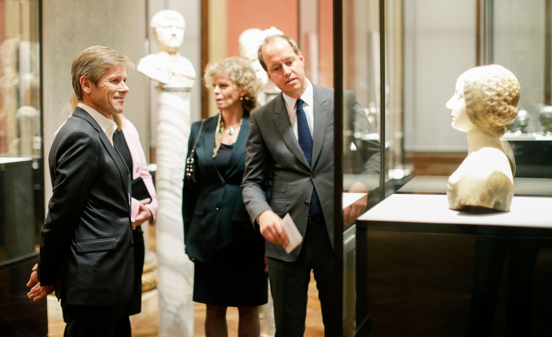 Am 19. Oktober 2015 er&ouml;ffnete Kunst- und Kulturminister Josef Ostermayer (l.) die Ausstellung Joseph Cornell im Kunsthistorischen Museum. Im Bild mit dem Kurator Jasper Sharp (r.) und der Direktorin des Kunsthistorischen Museums Sabine Haag (m.).