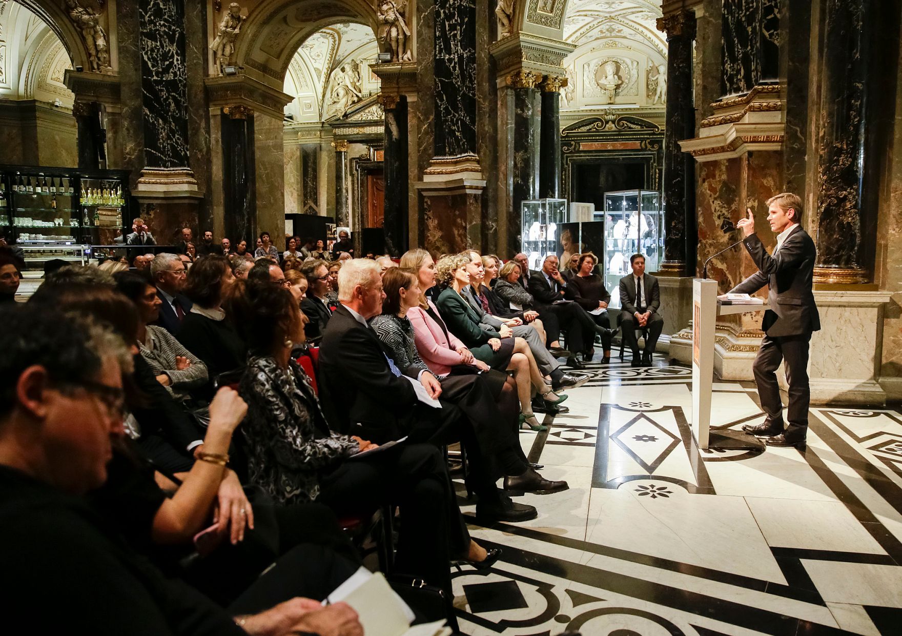 Am 19. Oktober 2015 er&ouml;ffnete Kunst- und Kulturminister Josef Ostermayer (im Bild) die Ausstellung Joseph Cornell im Kunsthistorischen Museum.