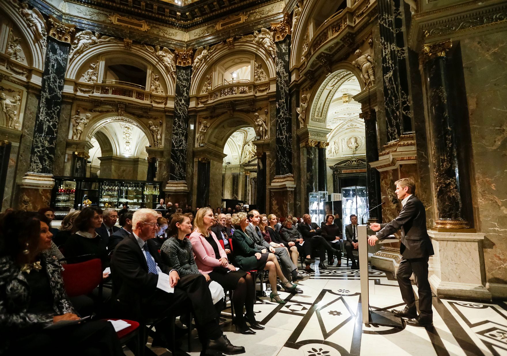 Am 19. Oktober 2015 er&ouml;ffnete Kunst- und Kulturminister Josef Ostermayer (im Bild) die Ausstellung Joseph Cornell im Kunsthistorischen Museum.