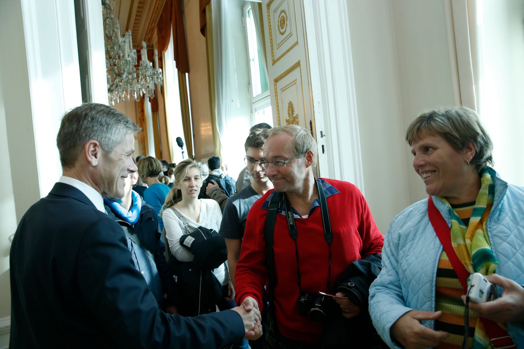 Am 26. Oktober 2015 empfing Kanzleramtsminister Josef Ostermayer im Rahmen des Nationalfeiertages Besucherinnen und Besucher im Bundeskanzleramt.