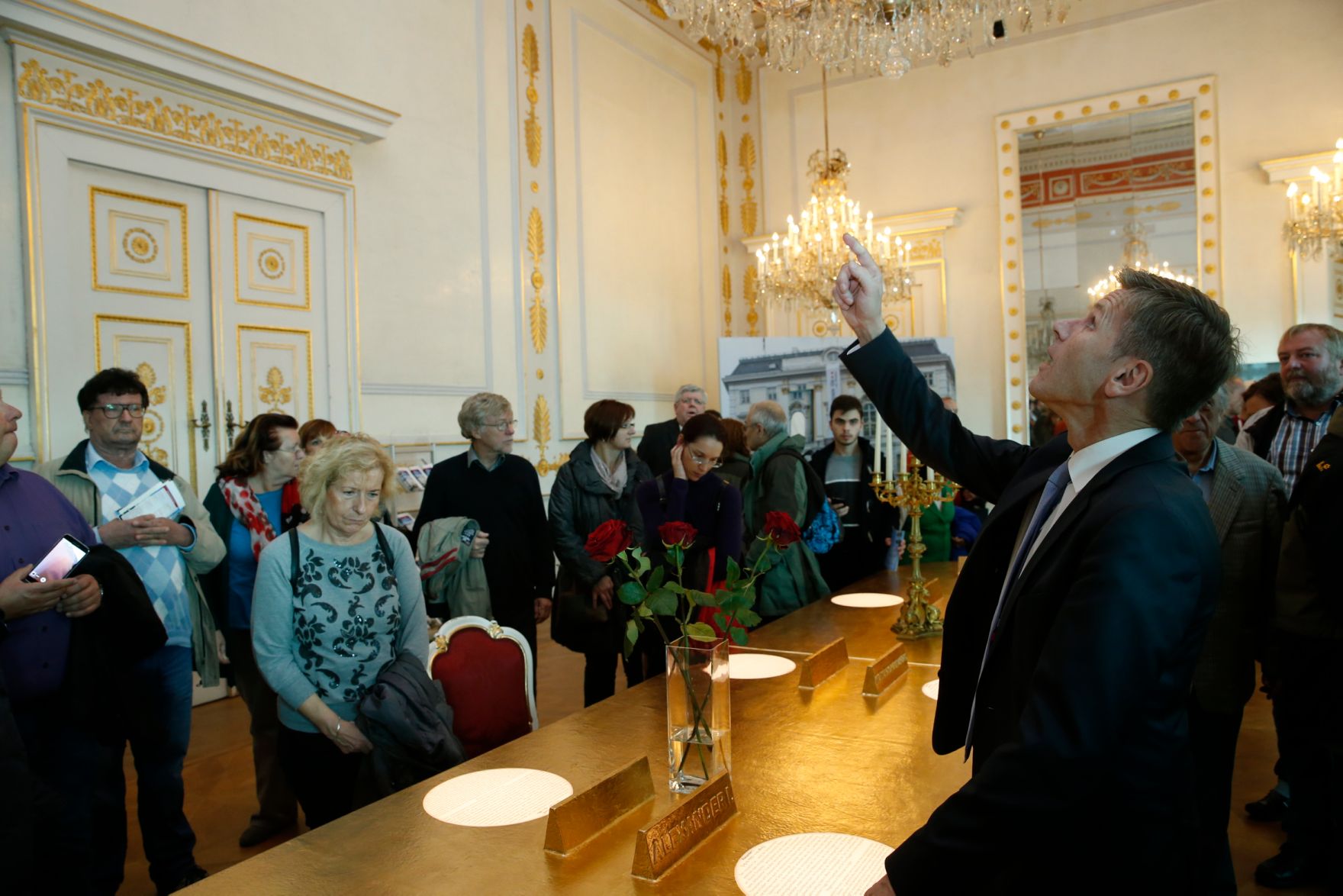 Am 26. Oktober 2015 empfing Kanzleramtsminister Josef Ostermayer im Rahmen des Nationalfeiertages Besucherinnen und Besucher im Bundeskanzleramt.