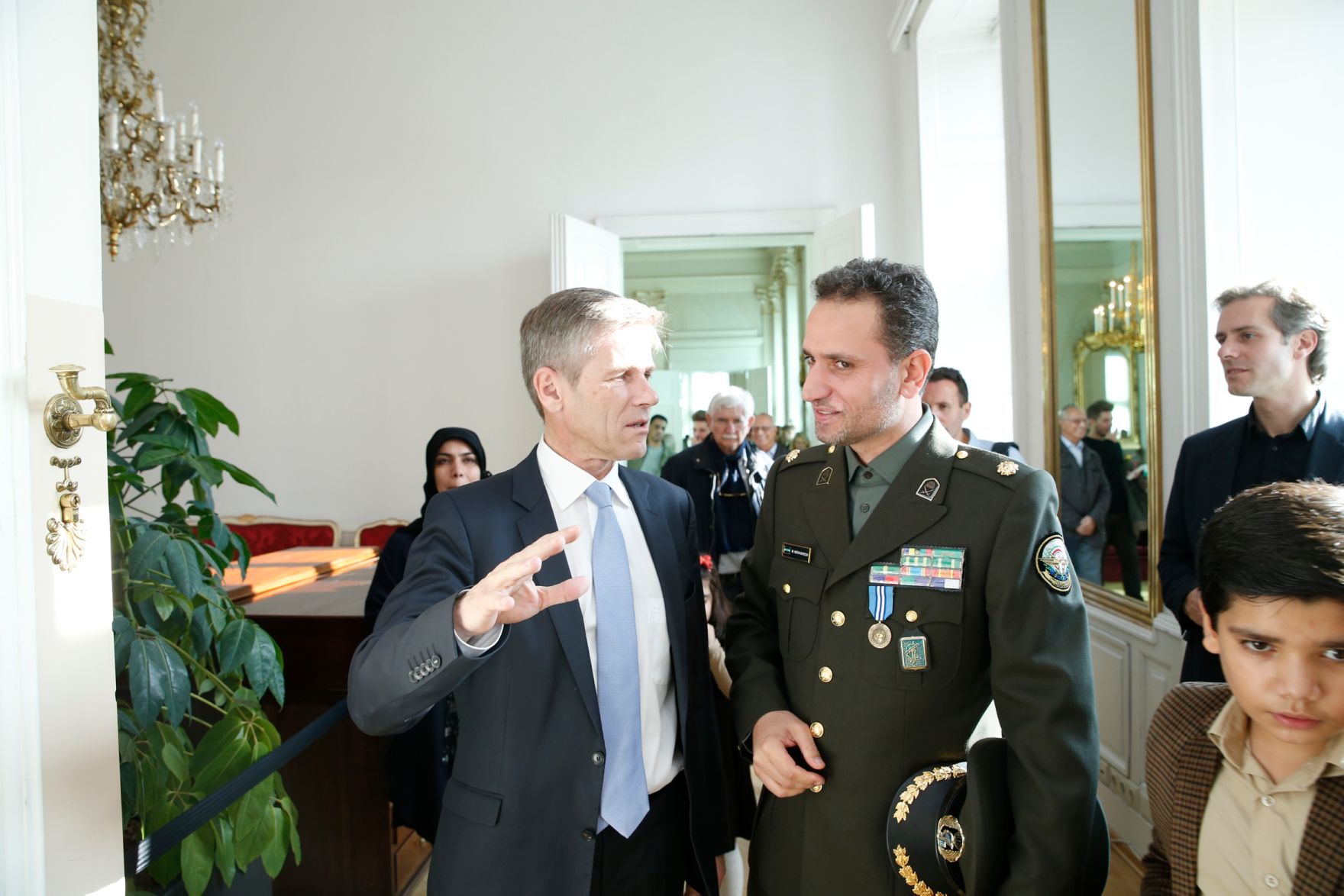 Am 26. Oktober 2015 empfing Kanzleramtsminister Josef Ostermayer im Rahmen des Nationalfeiertages Besucherinnen und Besucher im Bundeskanzleramt.