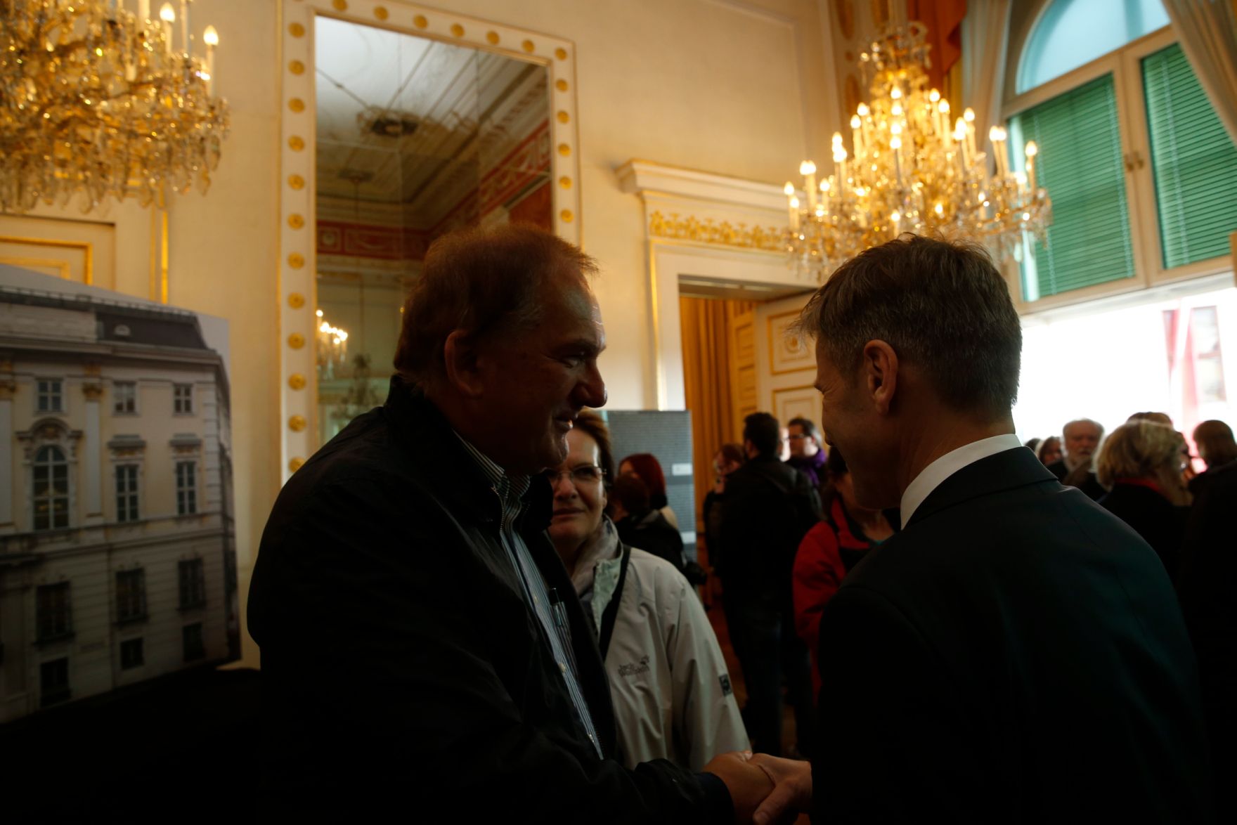 Am 26. Oktober 2015 empfing Kanzleramtsminister Josef Ostermayer im Rahmen des Nationalfeiertages Besucherinnen und Besucher im Bundeskanzleramt.