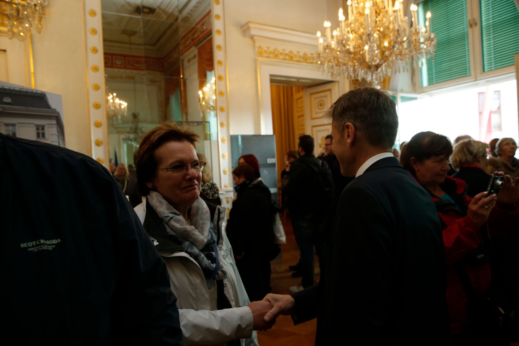 Am 26. Oktober 2015 empfing Kanzleramtsminister Josef Ostermayer im Rahmen des Nationalfeiertages Besucherinnen und Besucher im Bundeskanzleramt.