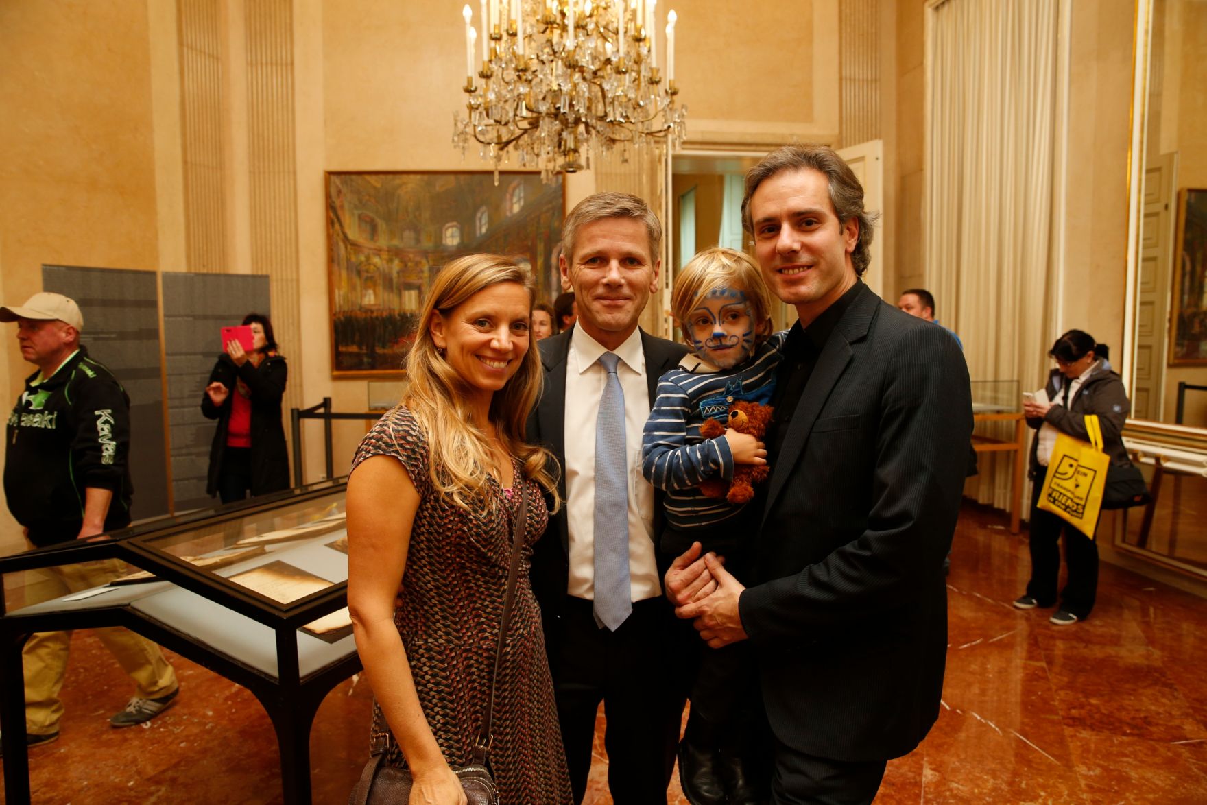 Am 26. Oktober 2015 empfing Kanzleramtsminister Josef Ostermayer im Rahmen des Nationalfeiertages Besucherinnen und Besucher im Bundeskanzleramt.