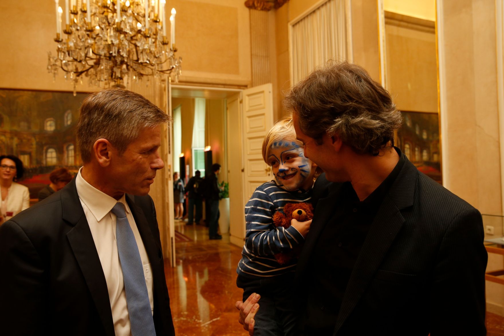 Am 26. Oktober 2015 empfing Kanzleramtsminister Josef Ostermayer im Rahmen des Nationalfeiertages Besucherinnen und Besucher im Bundeskanzleramt.