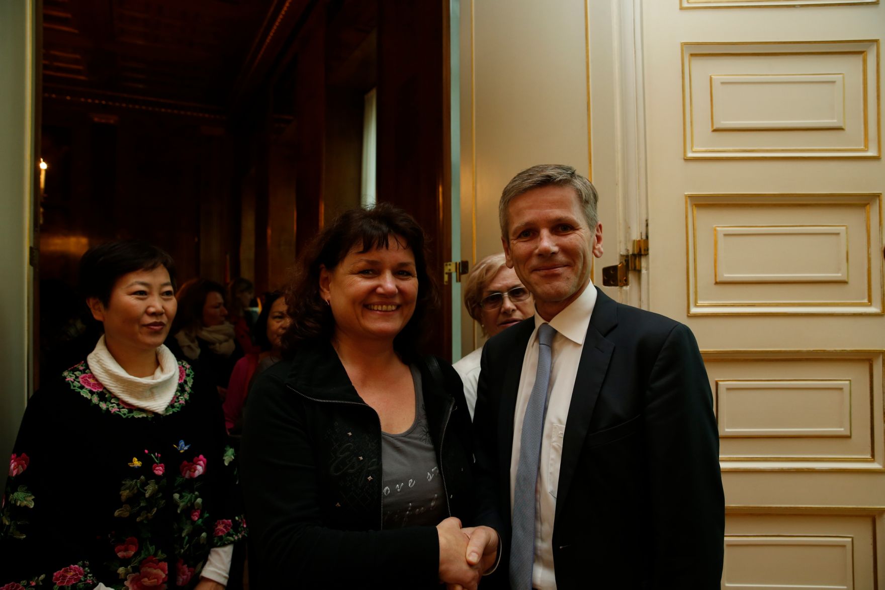 Am 26. Oktober 2015 empfing Kanzleramtsminister Josef Ostermayer im Rahmen des Nationalfeiertages Besucherinnen und Besucher im Bundeskanzleramt.