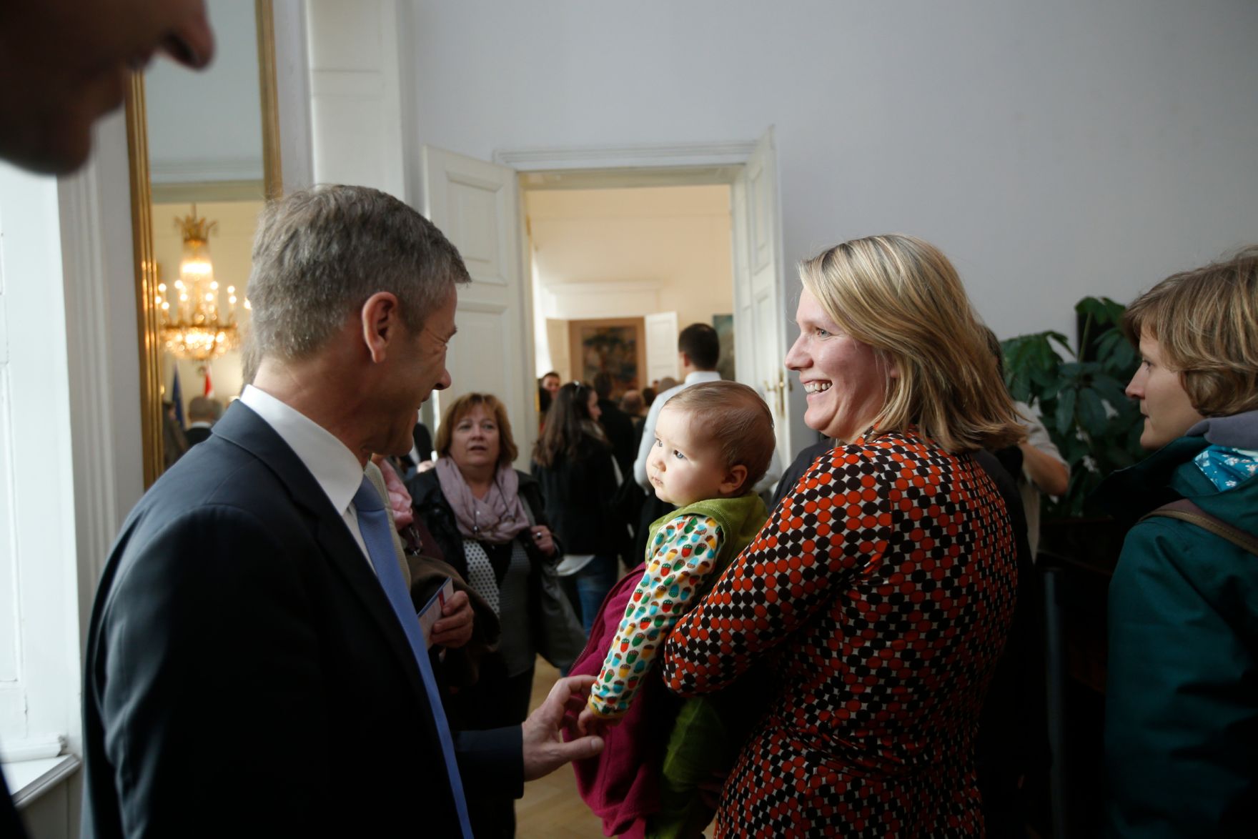 Am 26. Oktober 2015 empfing Kanzleramtsminister Josef Ostermayer im Rahmen des Nationalfeiertages Besucherinnen und Besucher im Bundeskanzleramt.
