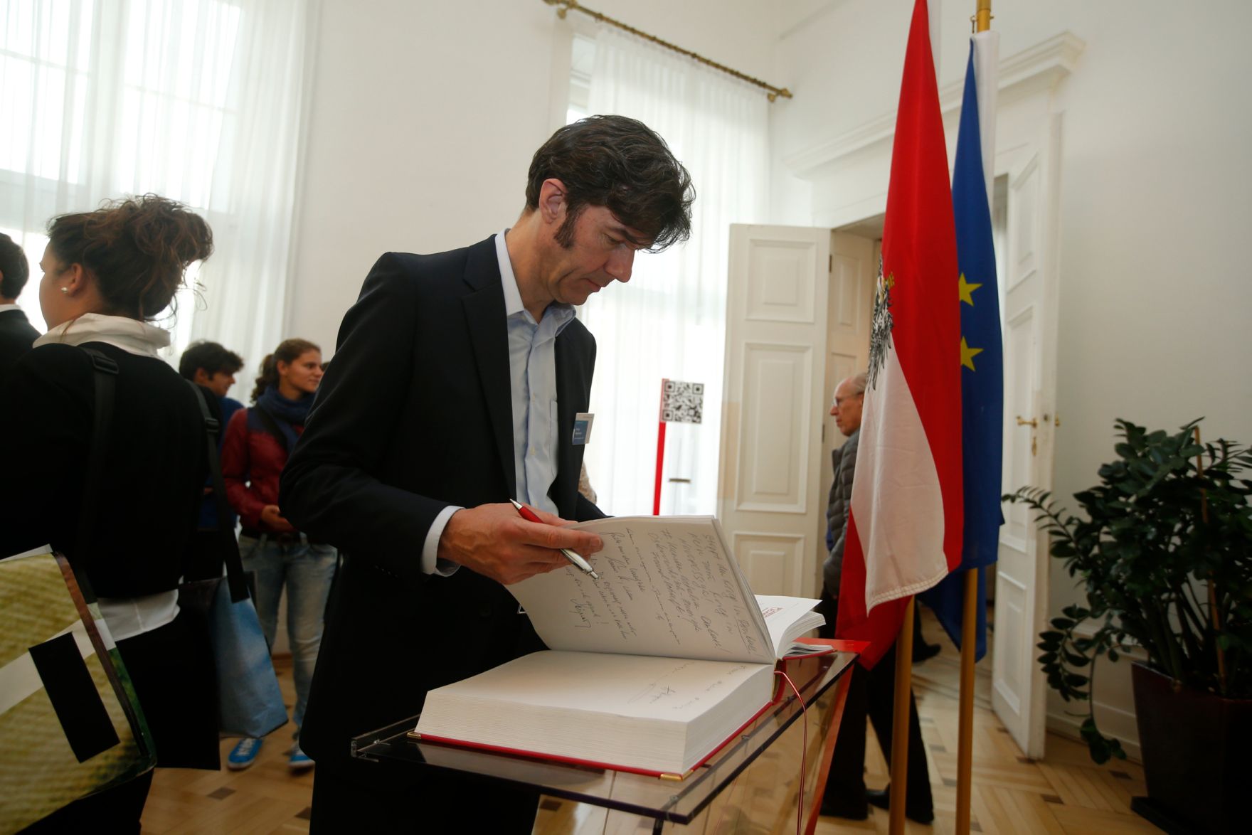 Am 26. Oktober 2015 empfing Kanzleramtsminister Josef Ostermayer im Rahmen des Nationalfeiertages Besucherinnen und Besucher im Bundeskanzleramt.