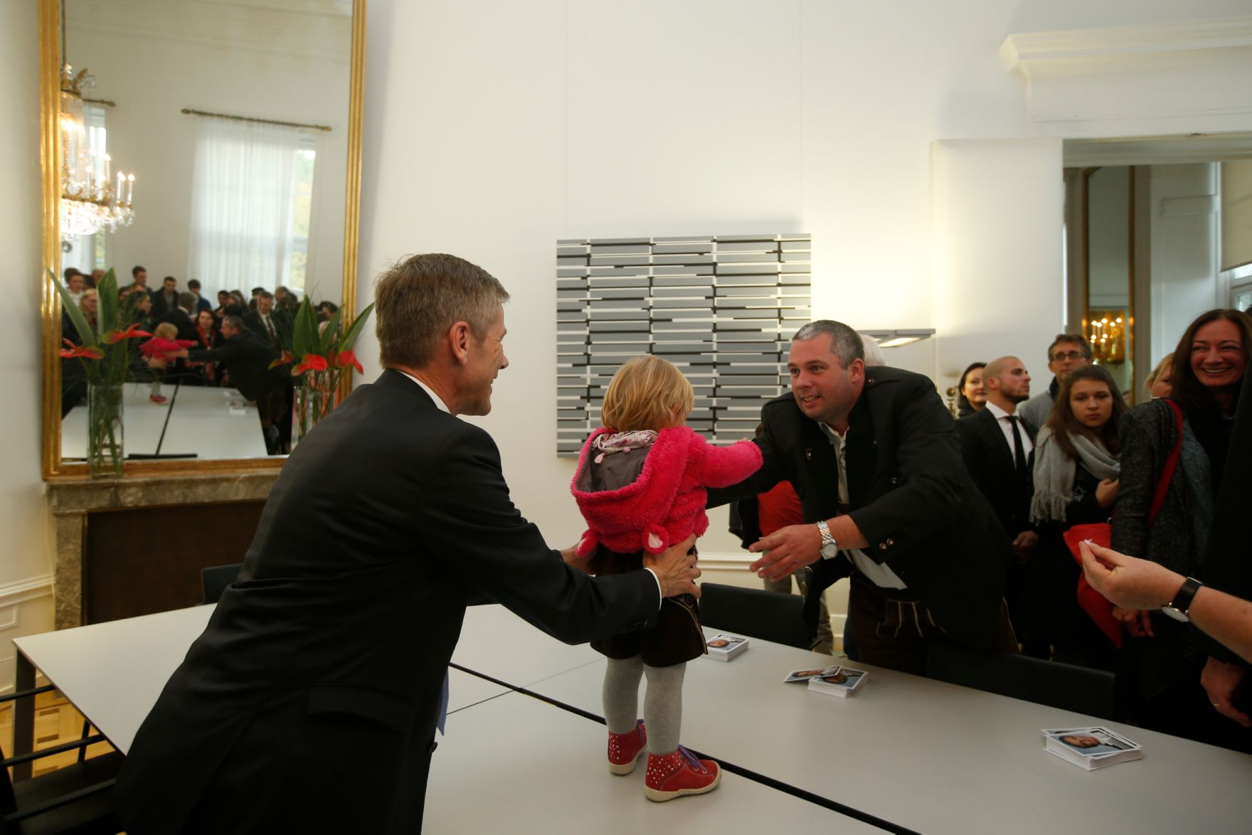 Am 26. Oktober 2015 empfing Kanzleramtsminister Josef Ostermayer im Rahmen des Nationalfeiertages Besucherinnen und Besucher im Bundeskanzleramt.