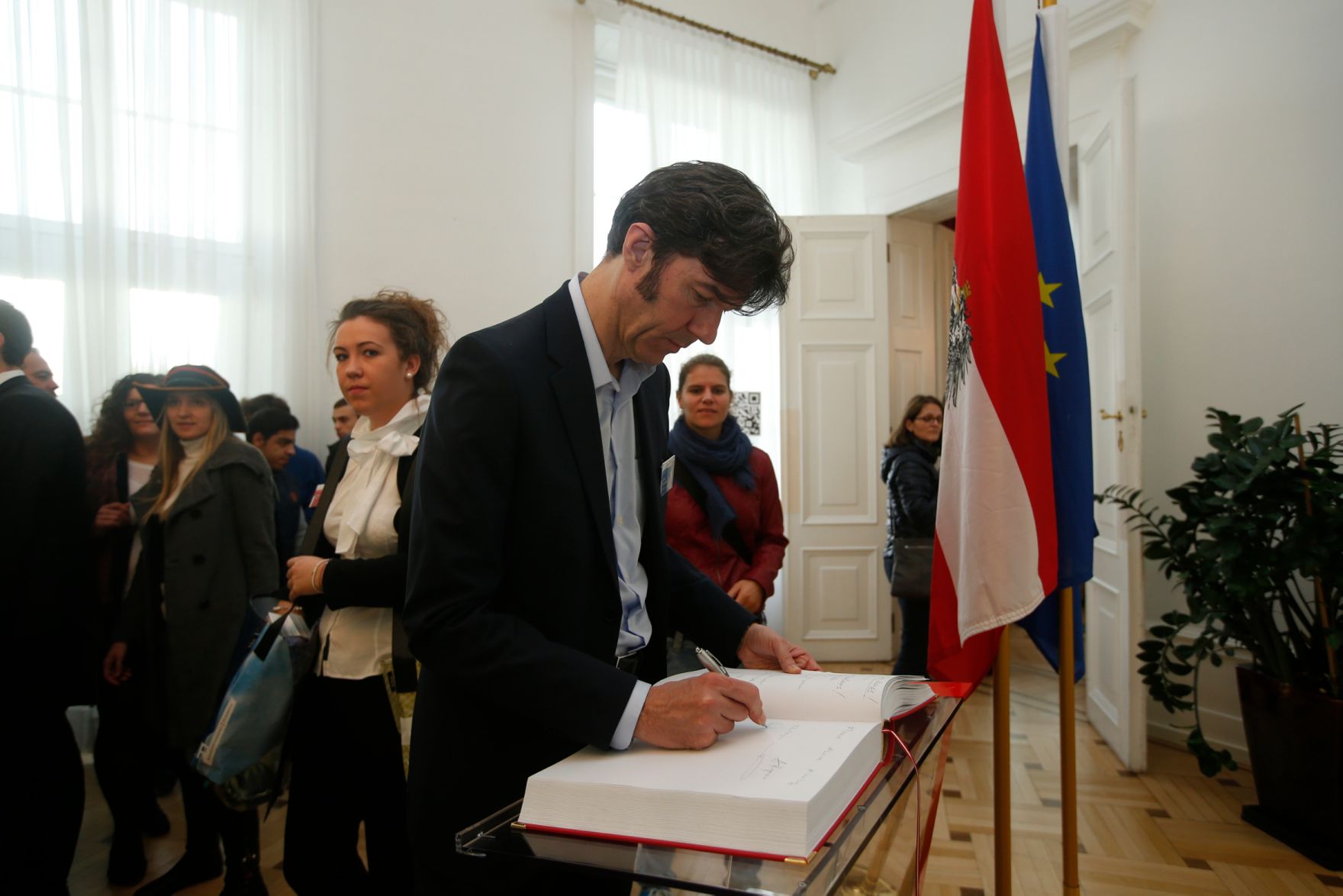 Am 26. Oktober 2015 empfing Kanzleramtsminister Josef Ostermayer im Rahmen des Nationalfeiertages Besucherinnen und Besucher im Bundeskanzleramt.