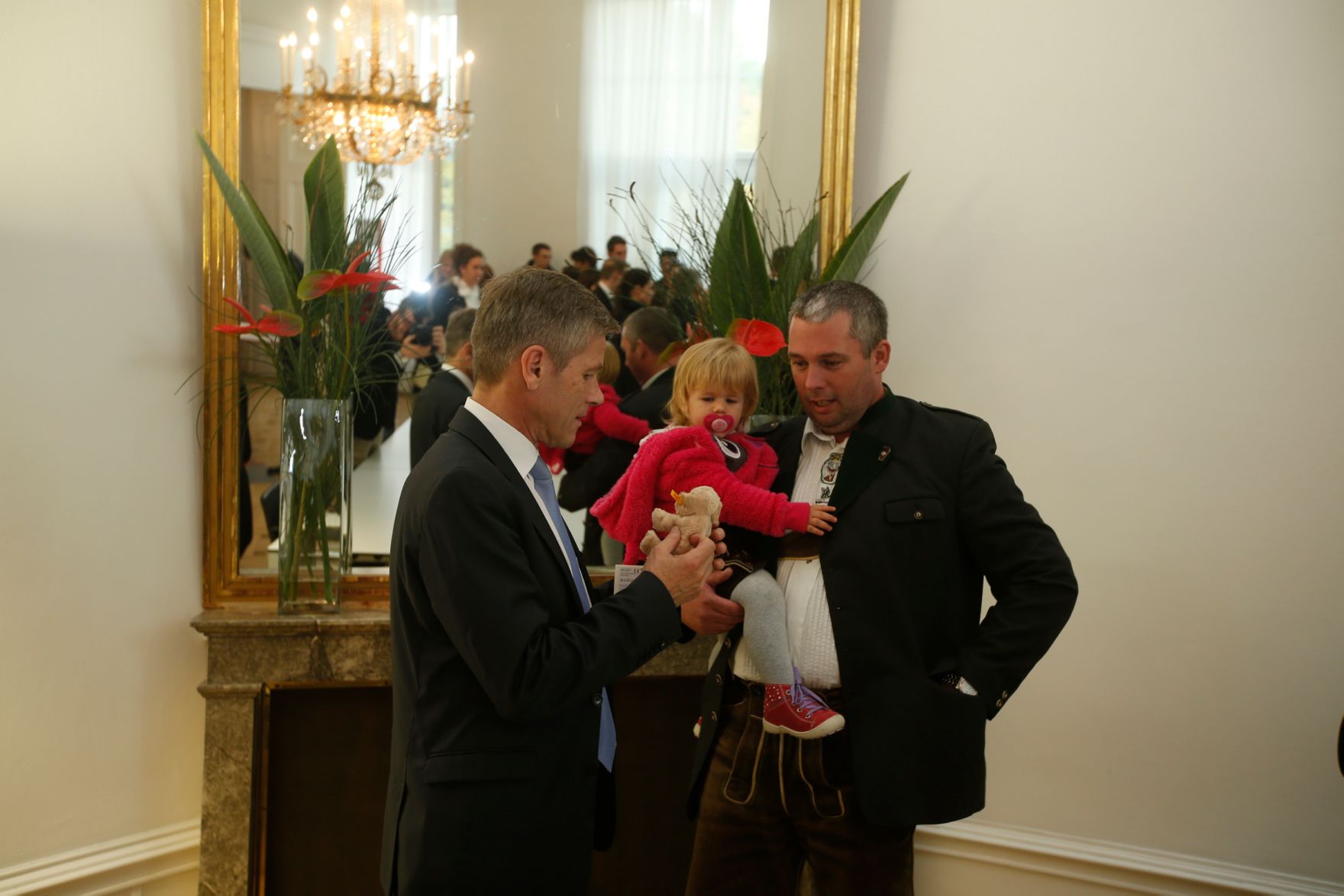 Am 26. Oktober 2015 empfing Kanzleramtsminister Josef Ostermayer im Rahmen des Nationalfeiertages Besucherinnen und Besucher im Bundeskanzleramt.