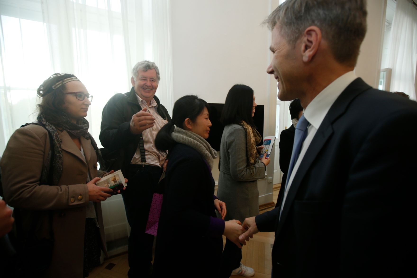 Am 26. Oktober 2015 empfing Kanzleramtsminister Josef Ostermayer im Rahmen des Nationalfeiertages Besucherinnen und Besucher im Bundeskanzleramt.