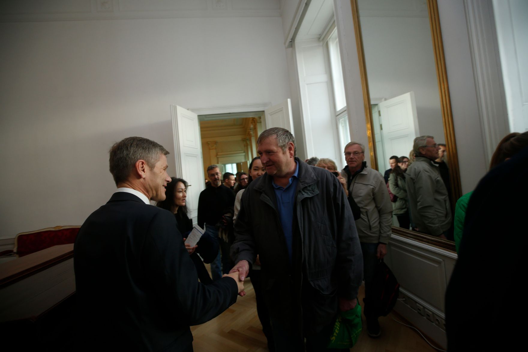 Am 26. Oktober 2015 empfing Kanzleramtsminister Josef Ostermayer im Rahmen des Nationalfeiertages Besucherinnen und Besucher im Bundeskanzleramt.