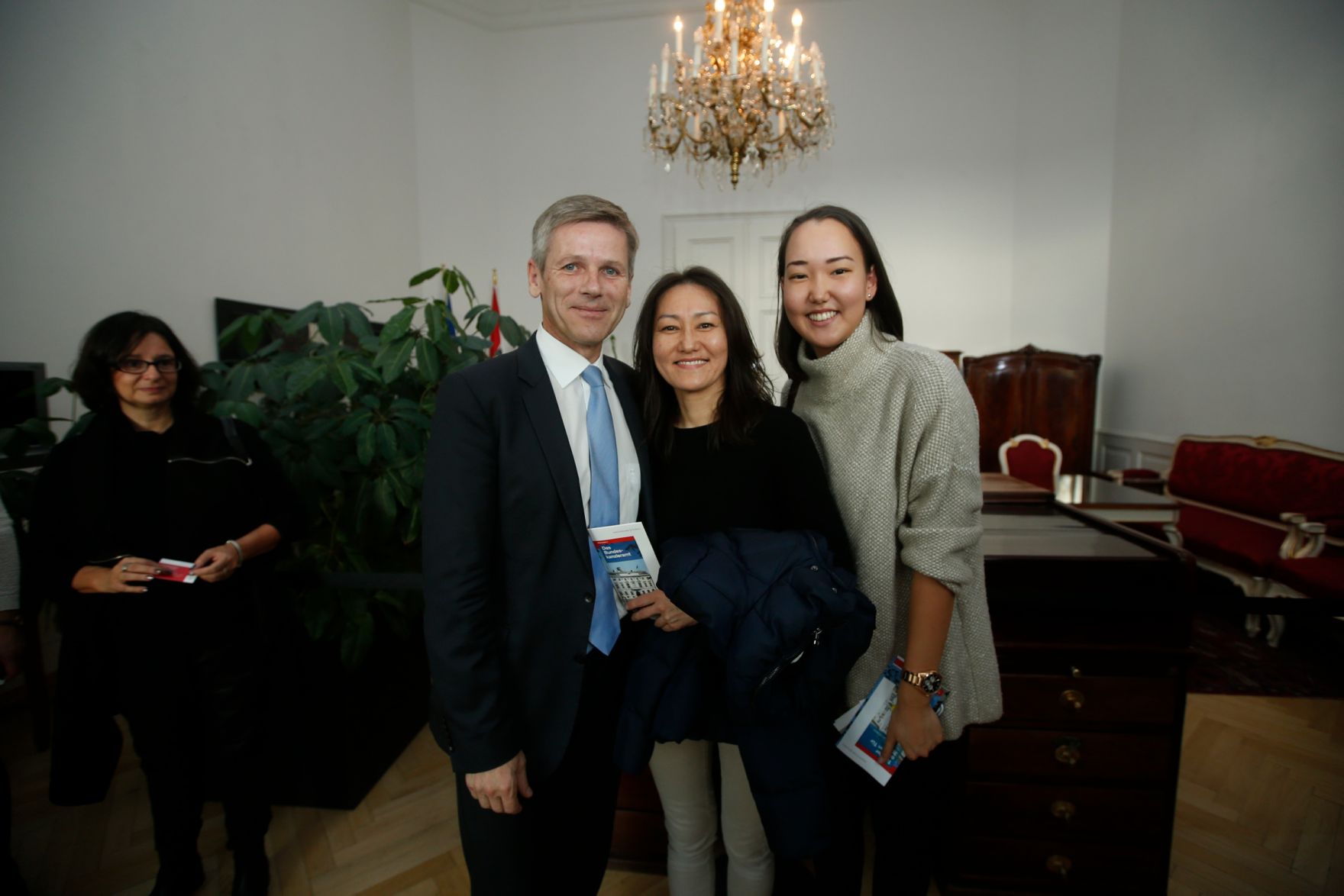 Am 26. Oktober 2015 empfing Kanzleramtsminister Josef Ostermayer im Rahmen des Nationalfeiertages Besucherinnen und Besucher im Bundeskanzleramt.