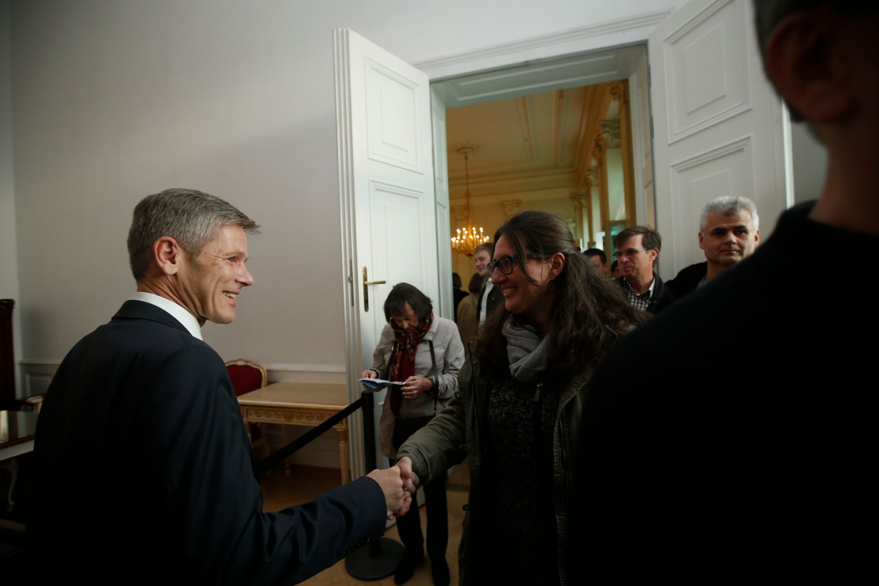 Am 26. Oktober 2015 empfing Kanzleramtsminister Josef Ostermayer im Rahmen des Nationalfeiertages Besucherinnen und Besucher im Bundeskanzleramt.