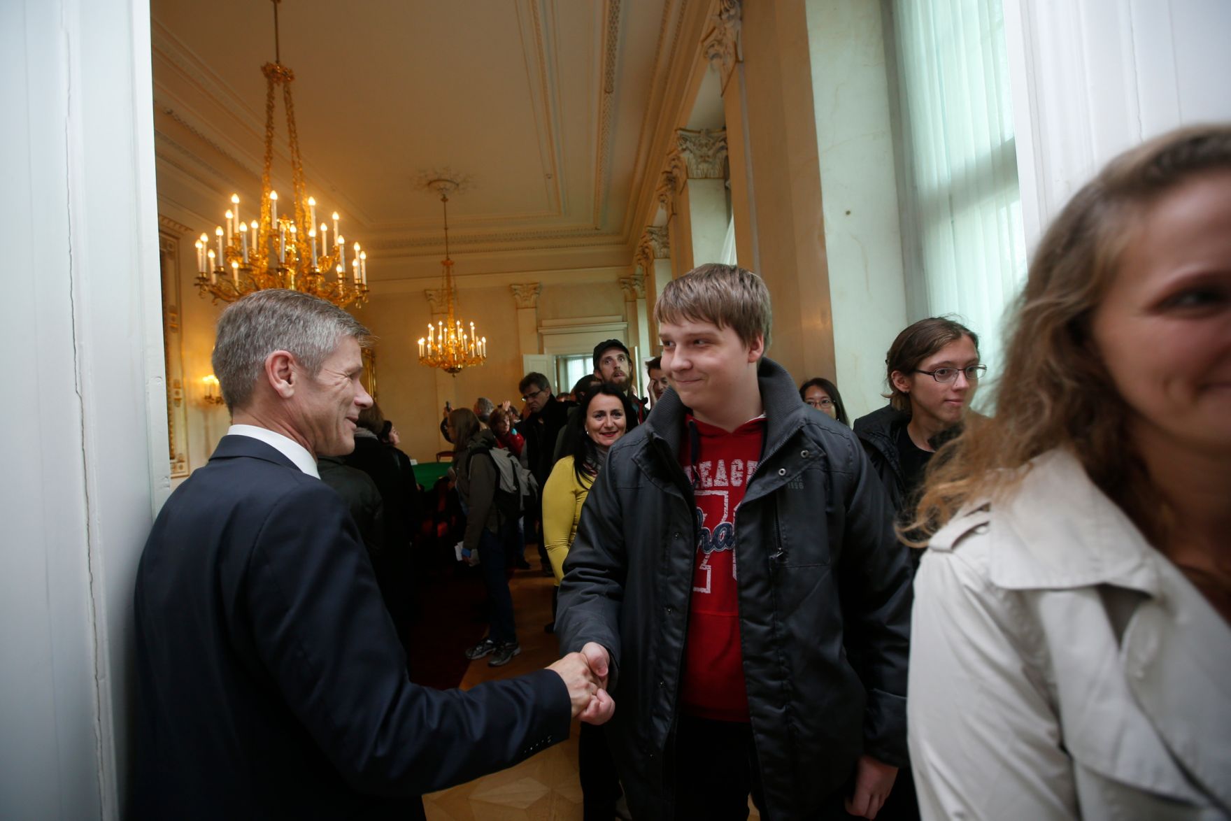 Am 26. Oktober 2015 empfing Kanzleramtsminister Josef Ostermayer im Rahmen des Nationalfeiertages Besucherinnen und Besucher im Bundeskanzleramt.