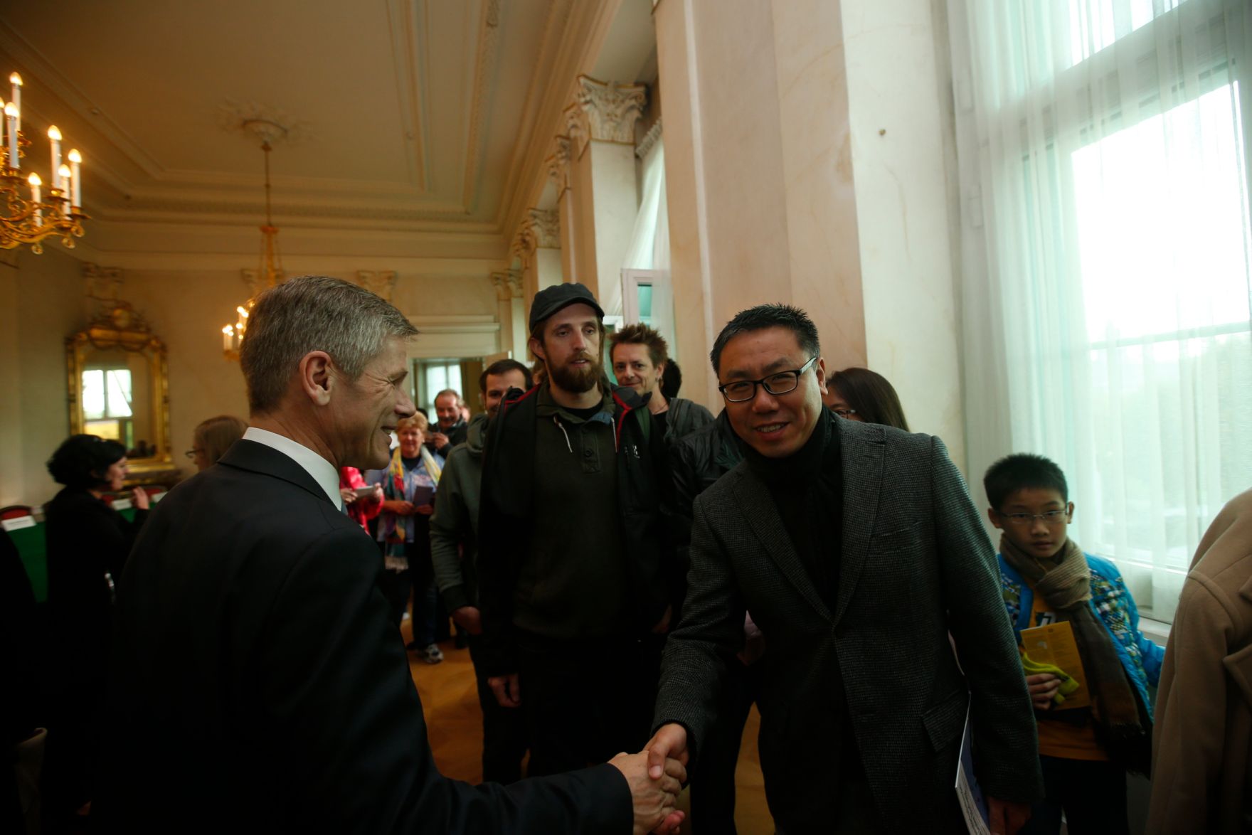 Am 26. Oktober 2015 empfing Kanzleramtsminister Josef Ostermayer im Rahmen des Nationalfeiertages Besucherinnen und Besucher im Bundeskanzleramt.