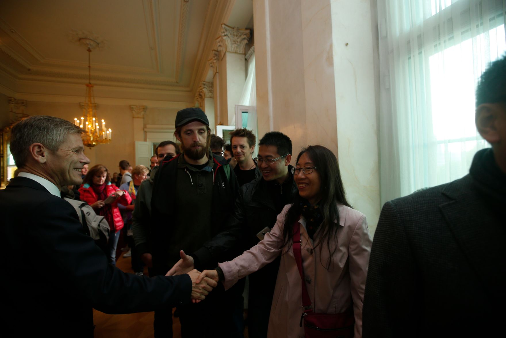 Am 26. Oktober 2015 empfing Kanzleramtsminister Josef Ostermayer im Rahmen des Nationalfeiertages Besucherinnen und Besucher im Bundeskanzleramt.