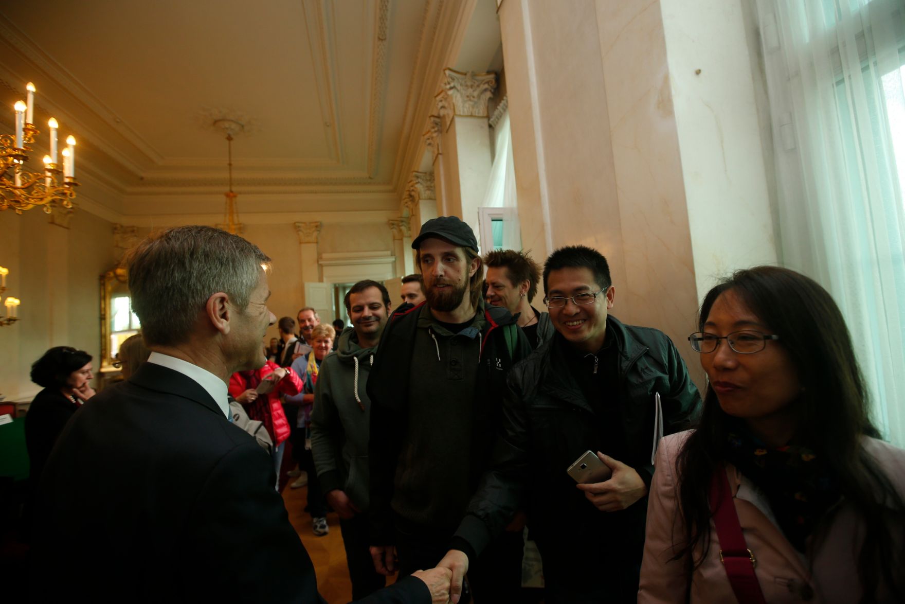 Am 26. Oktober 2015 empfing Kanzleramtsminister Josef Ostermayer im Rahmen des Nationalfeiertages Besucherinnen und Besucher im Bundeskanzleramt.
