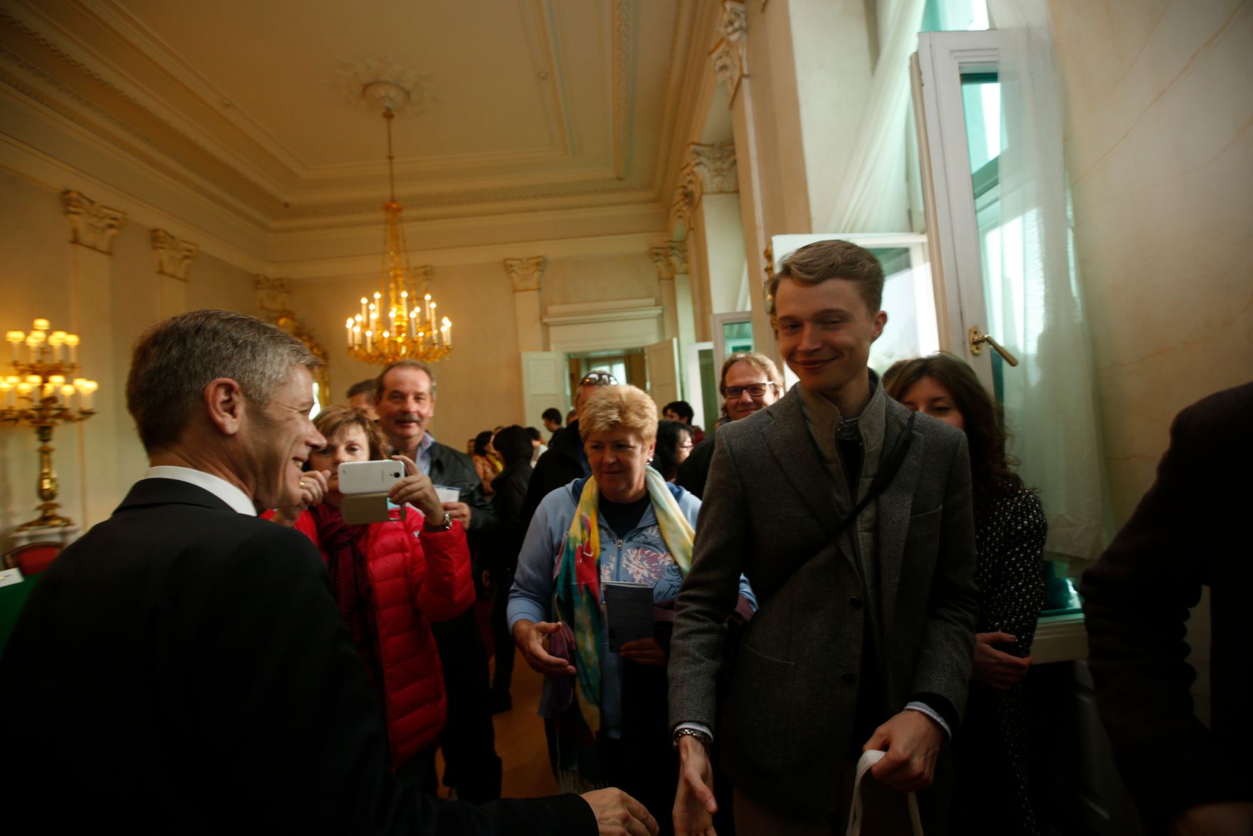 Am 26. Oktober 2015 empfing Kanzleramtsminister Josef Ostermayer im Rahmen des Nationalfeiertages Besucherinnen und Besucher im Bundeskanzleramt.
