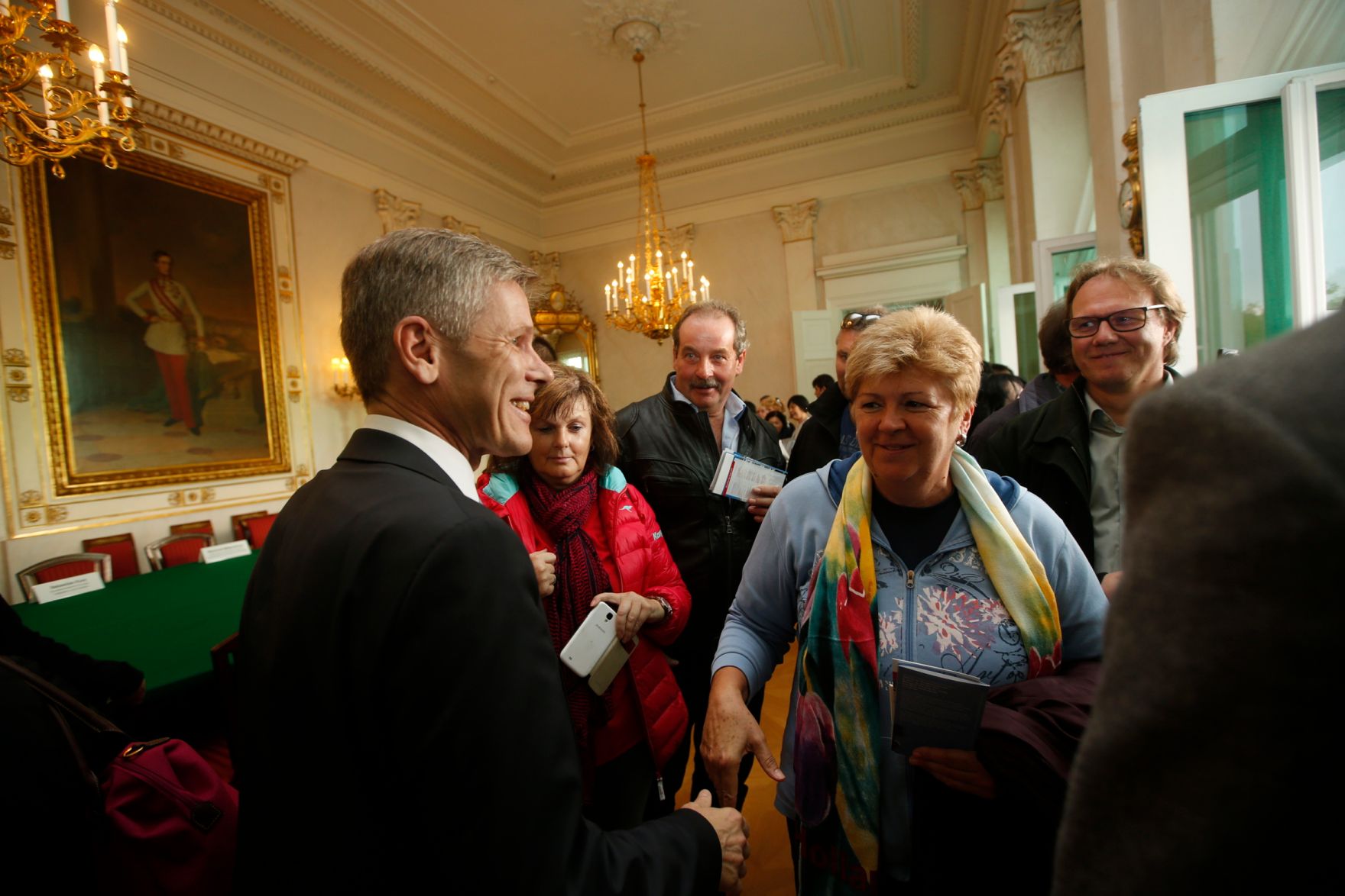 Am 26. Oktober 2015 empfing Kanzleramtsminister Josef Ostermayer im Rahmen des Nationalfeiertages Besucherinnen und Besucher im Bundeskanzleramt.