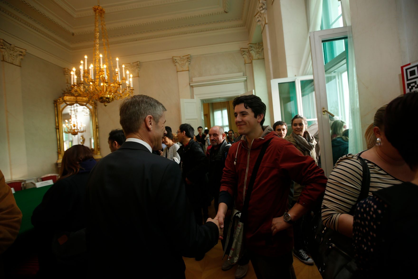 Am 26. Oktober 2015 empfing Kanzleramtsminister Josef Ostermayer im Rahmen des Nationalfeiertages Besucherinnen und Besucher im Bundeskanzleramt.