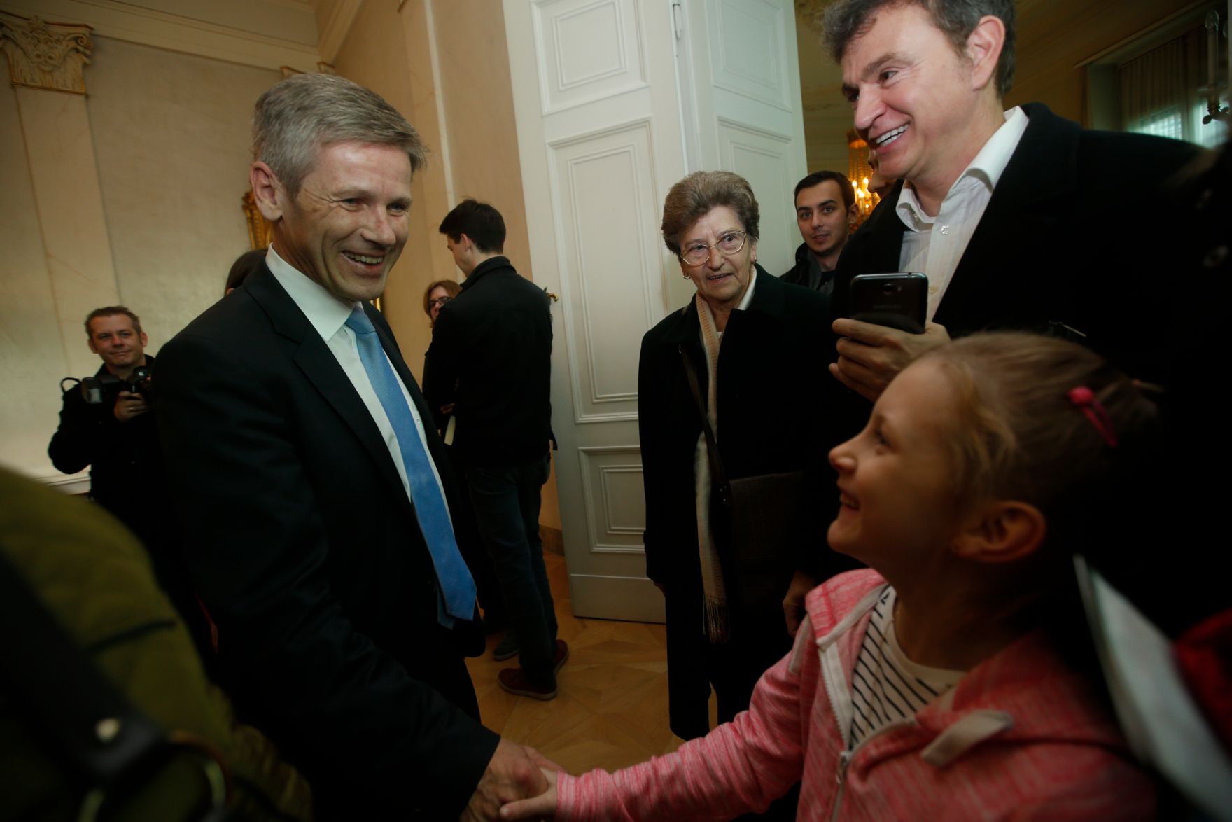 Am 26. Oktober 2015 empfing Kanzleramtsminister Josef Ostermayer im Rahmen des Nationalfeiertages Besucherinnen und Besucher im Bundeskanzleramt.